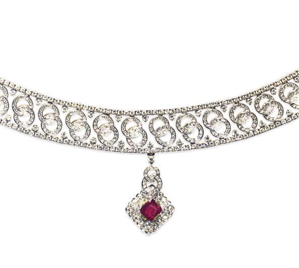 A RUBY, DIAMOND AND 18K WHITE GOLD NECKLACE