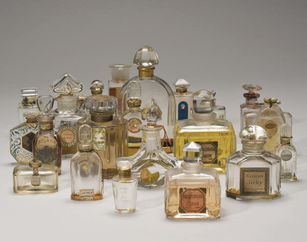 IMPORTANT LOT DE FLACONS DE PARFUM ANCIENS | Christie's