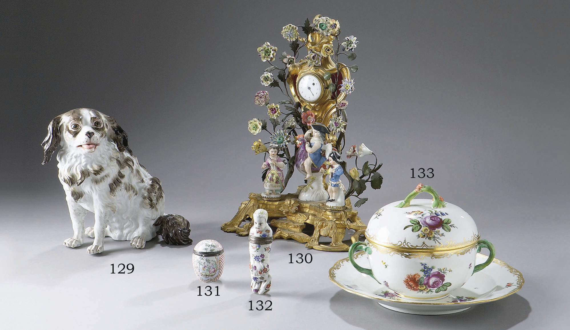 CHIEN EN PORCELAINE DE MEISSEN DU XIXEME SIECLE , MARQUE EN BLEU AUX