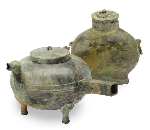 A CHINESE BRONZE RITUAL POURING VESSEL WITH HINGED COVER, HE, AND A PAIR OF SMALL FLATTENED OVOID FLASKS AND COVERS, BIAN HU... 