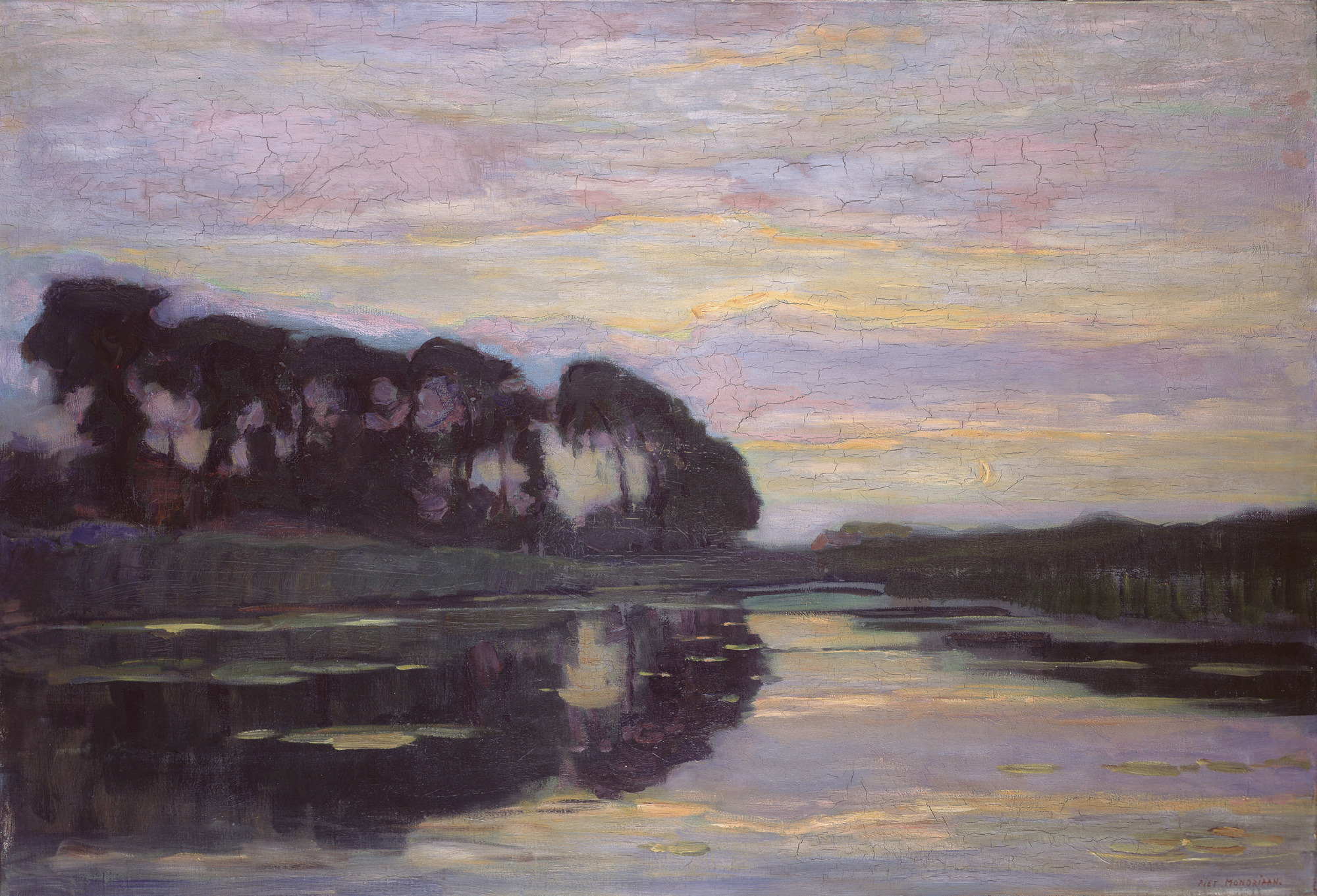 Ferme sur le Gein, dissimulée par de grands arbres, au coucher de soleil
