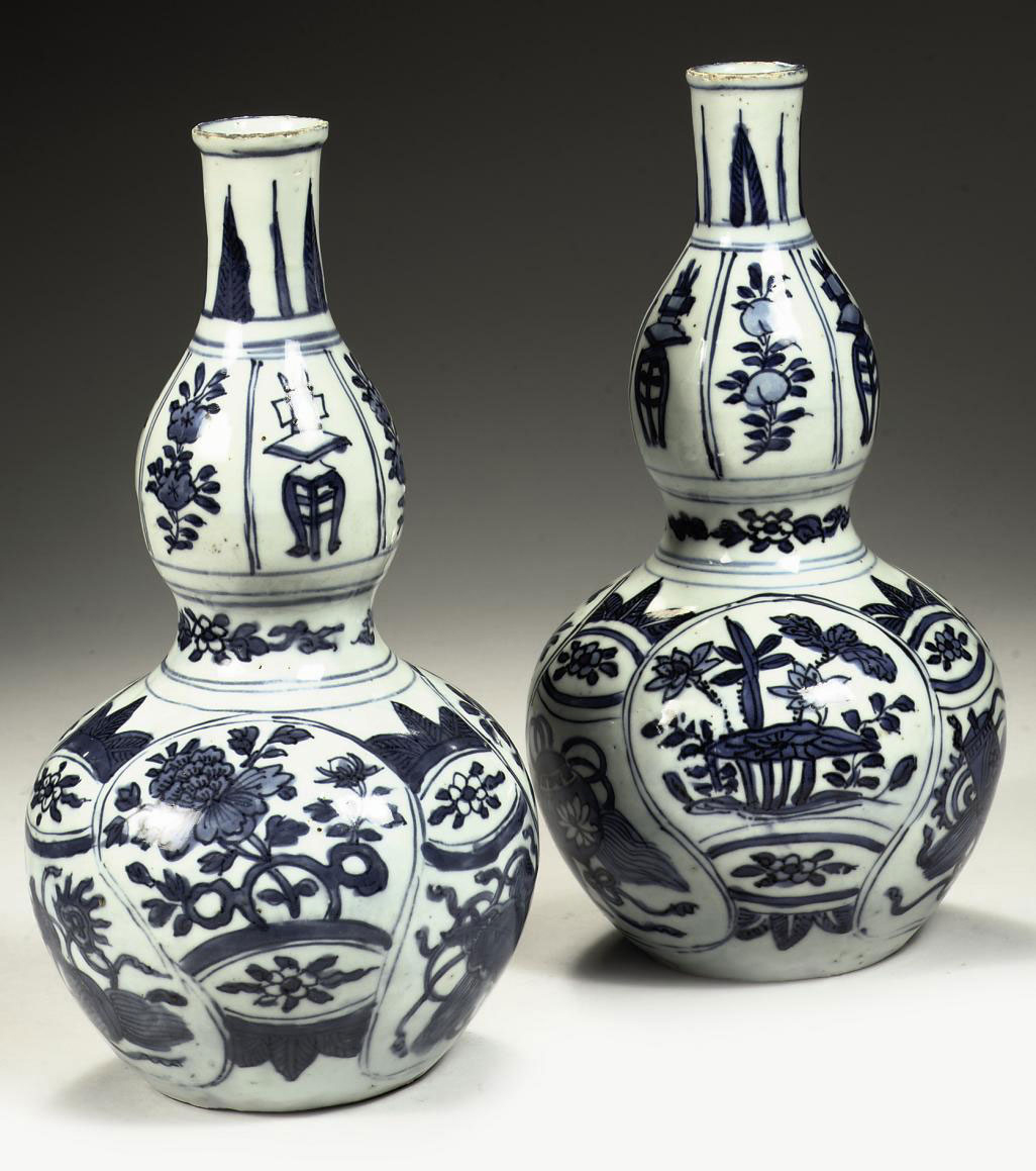 A pair of Chinese blue and white 'kraak porselein' double gourd vases