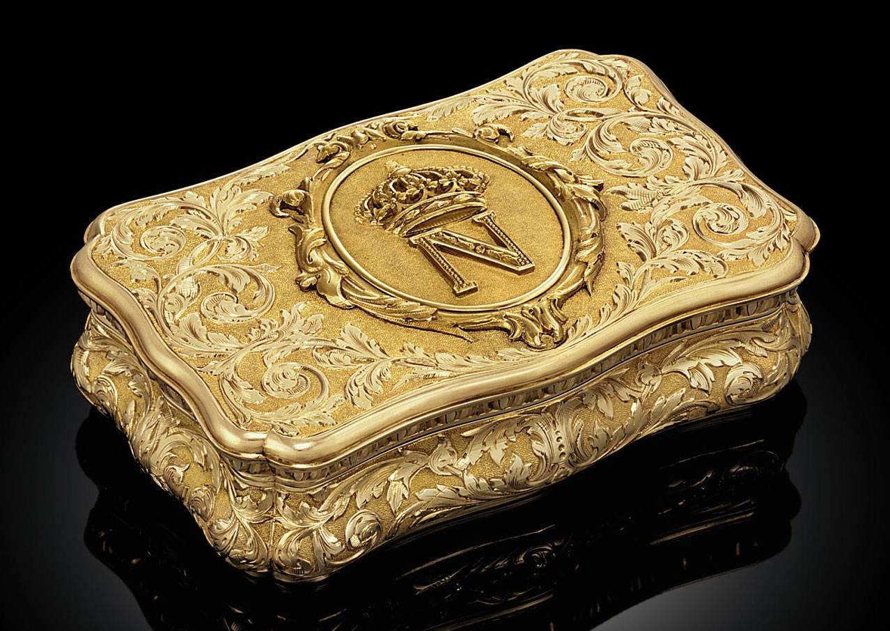 A SWISS GOLD AND ENAMEL SNUFF-BOX SET WITH AN ENAMEL PLAQUE, CIRCA 1780 ...