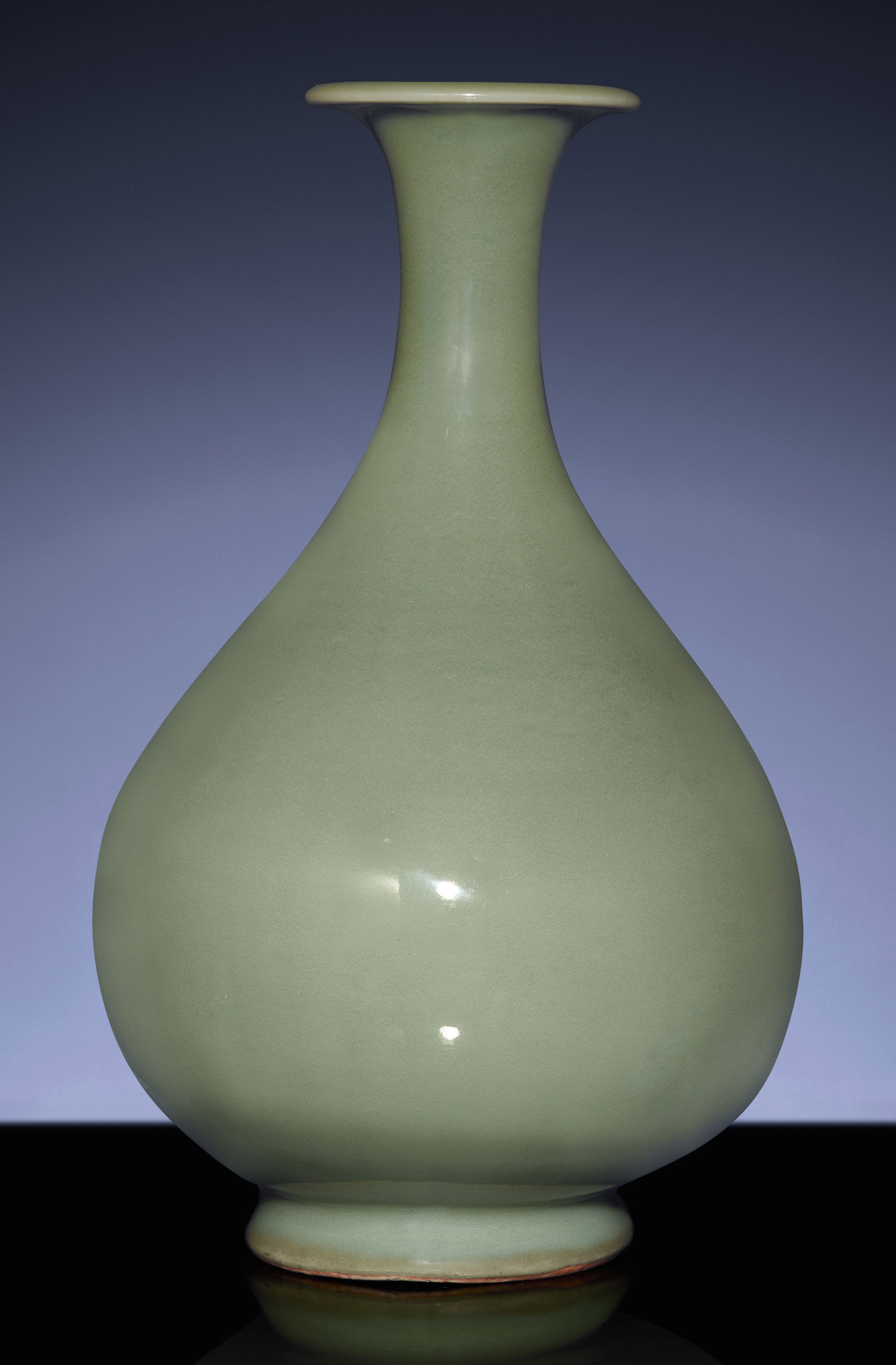 A RARE EARLY MING LONGQUAN CELADON PEARSHAPED VASE, YUHUCHUNPING