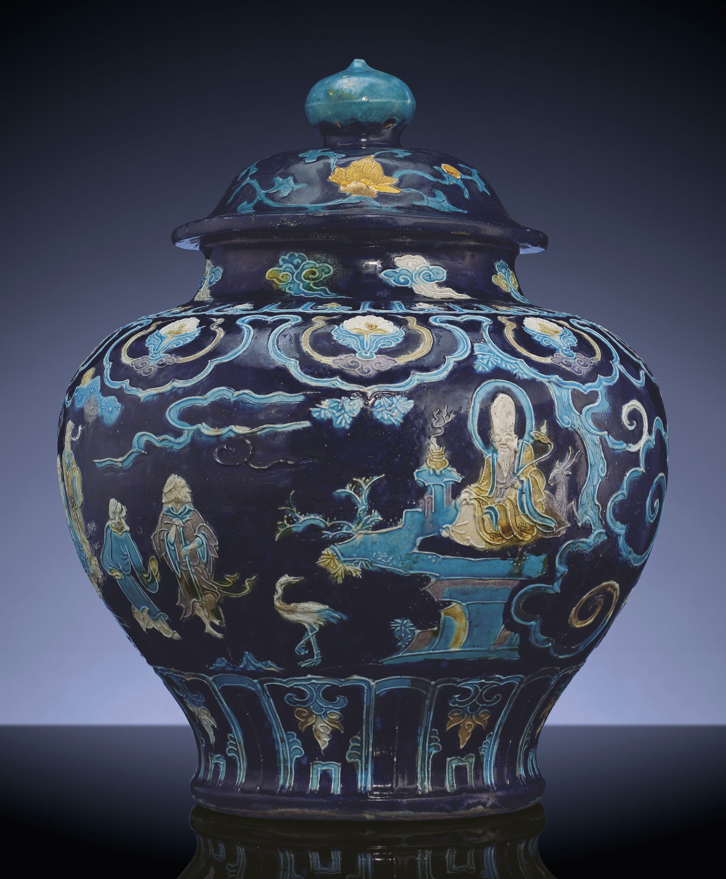 A LARGE MING FAHUA BALUSTER JAR AND COVER, GUAN , MING DYNASTY, FIRST