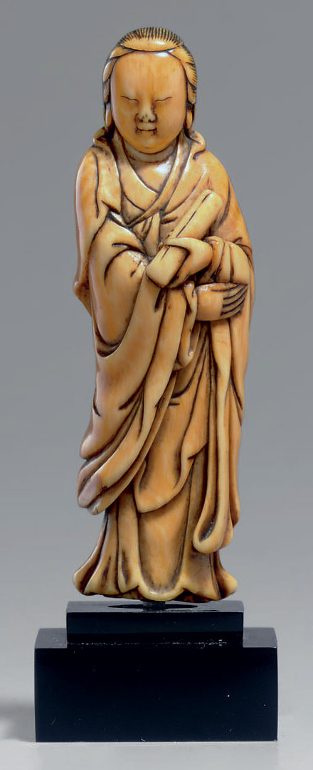 A SMALL FINELY CARVED IVORY FIGURE OF GUANYIN , LATE MING