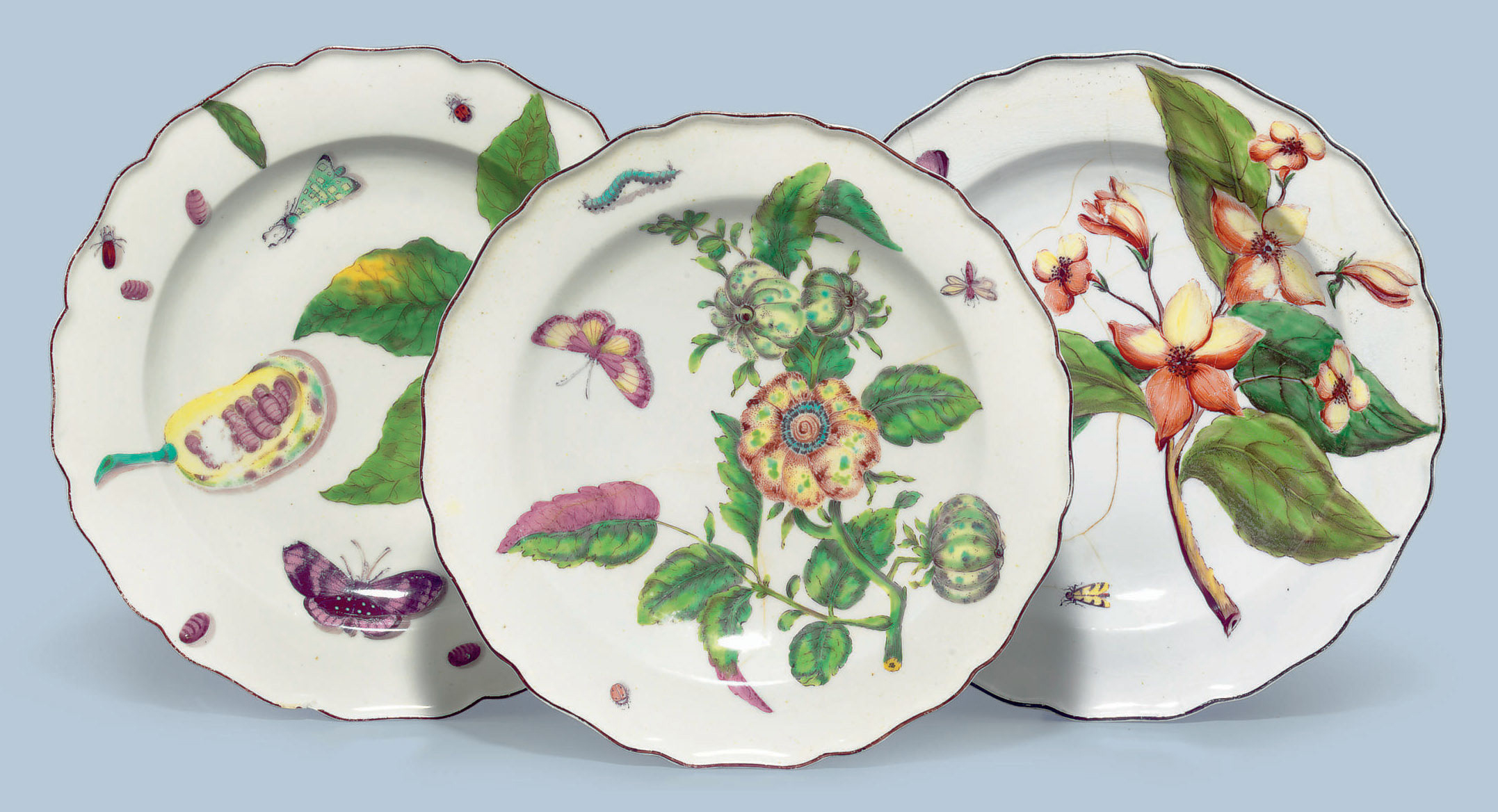 THREE CHELSEA PORCELAIN 'HANS SLOANE' PLATES , CIRCA 1755, RED ANCHOR