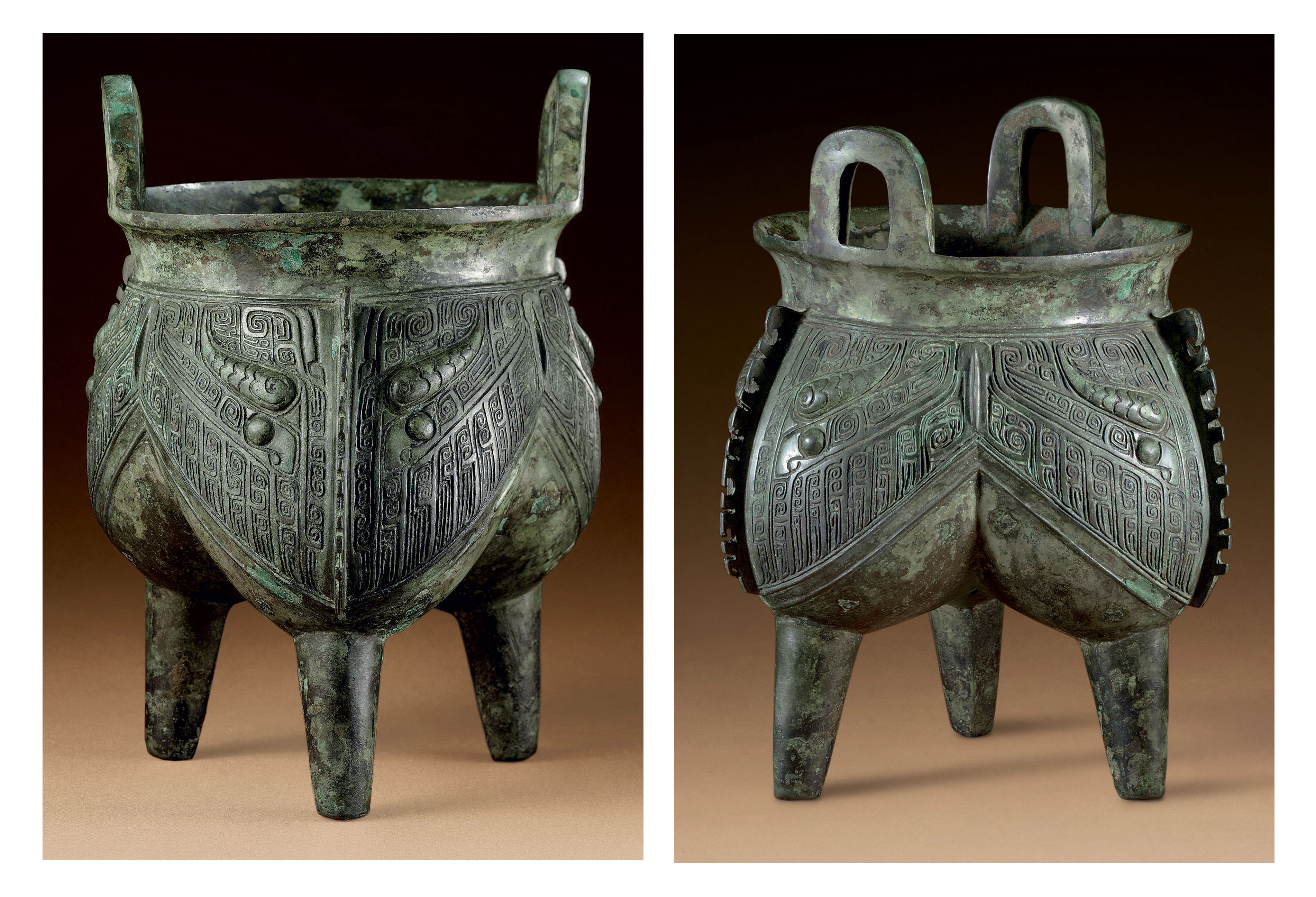 A VERY RARE BRONZE RITUAL TRIPOD FOOD VESSEL, LI , SHANG DYNASTY, 12TH