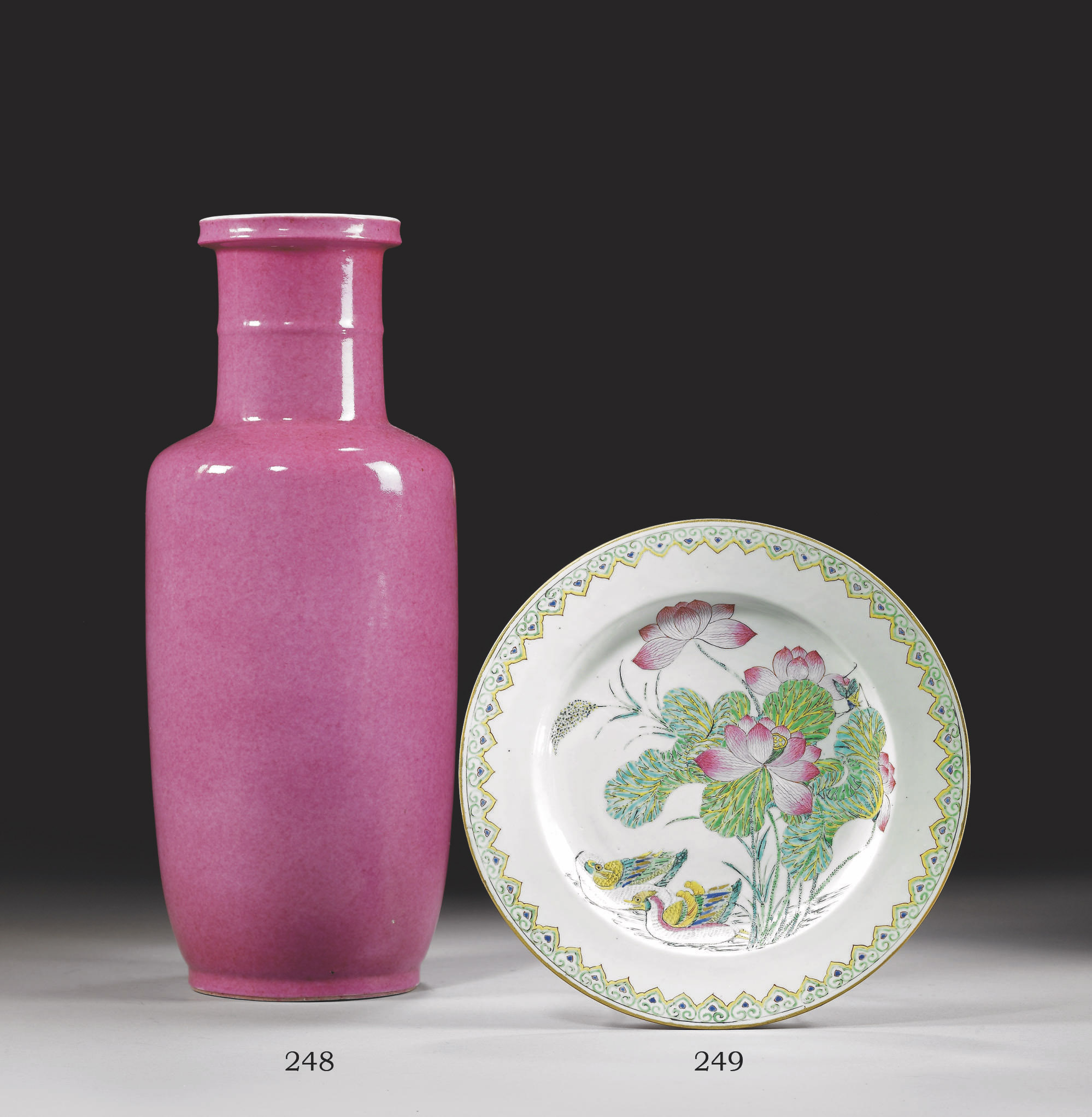 VASE ROULEAU EN PORCELAINE MONOCHROME ROSE , CHINE, DYNASTIE QING, FIN