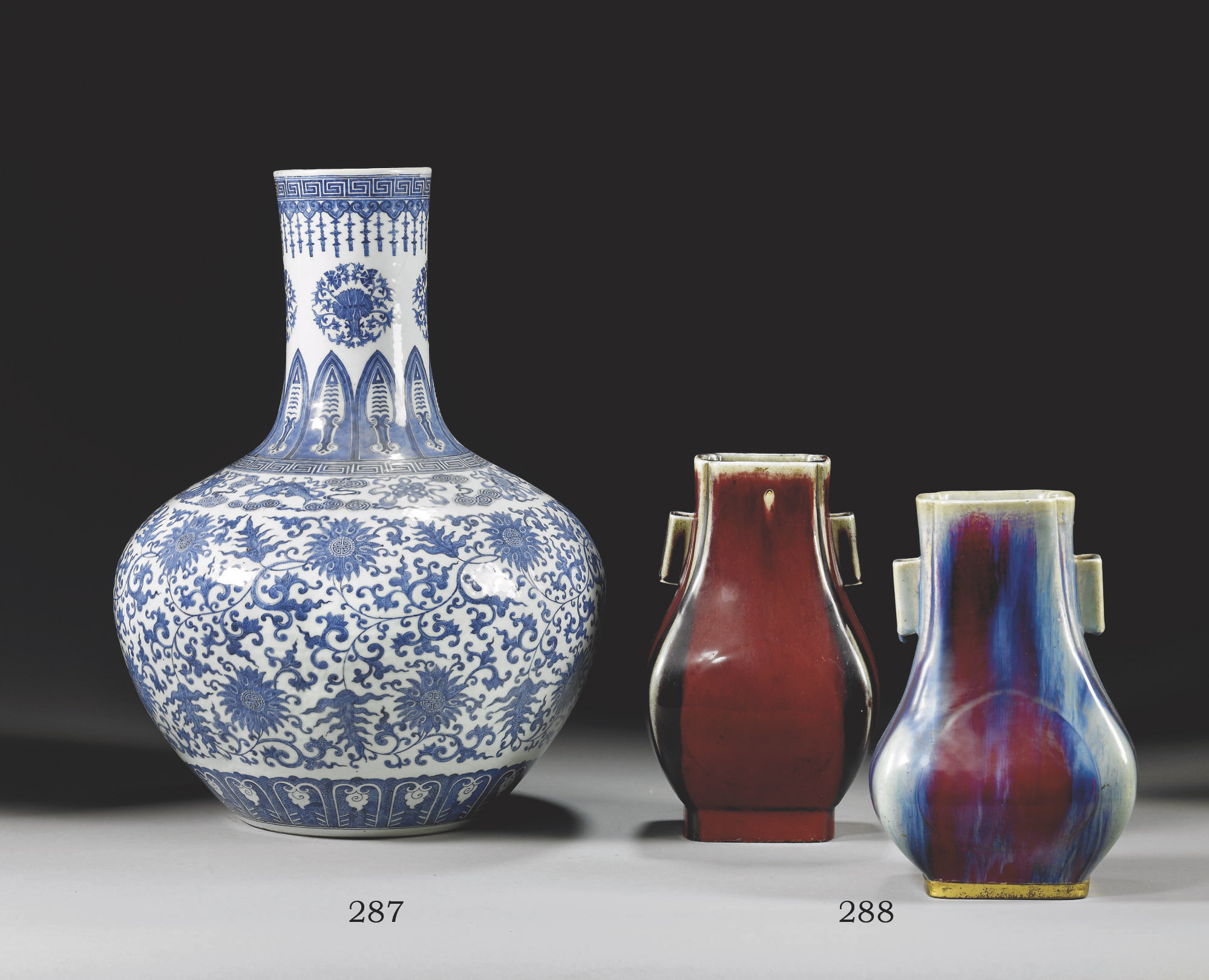 GRAND VASE BOULE EN POURCELAINE BLEU BLANC