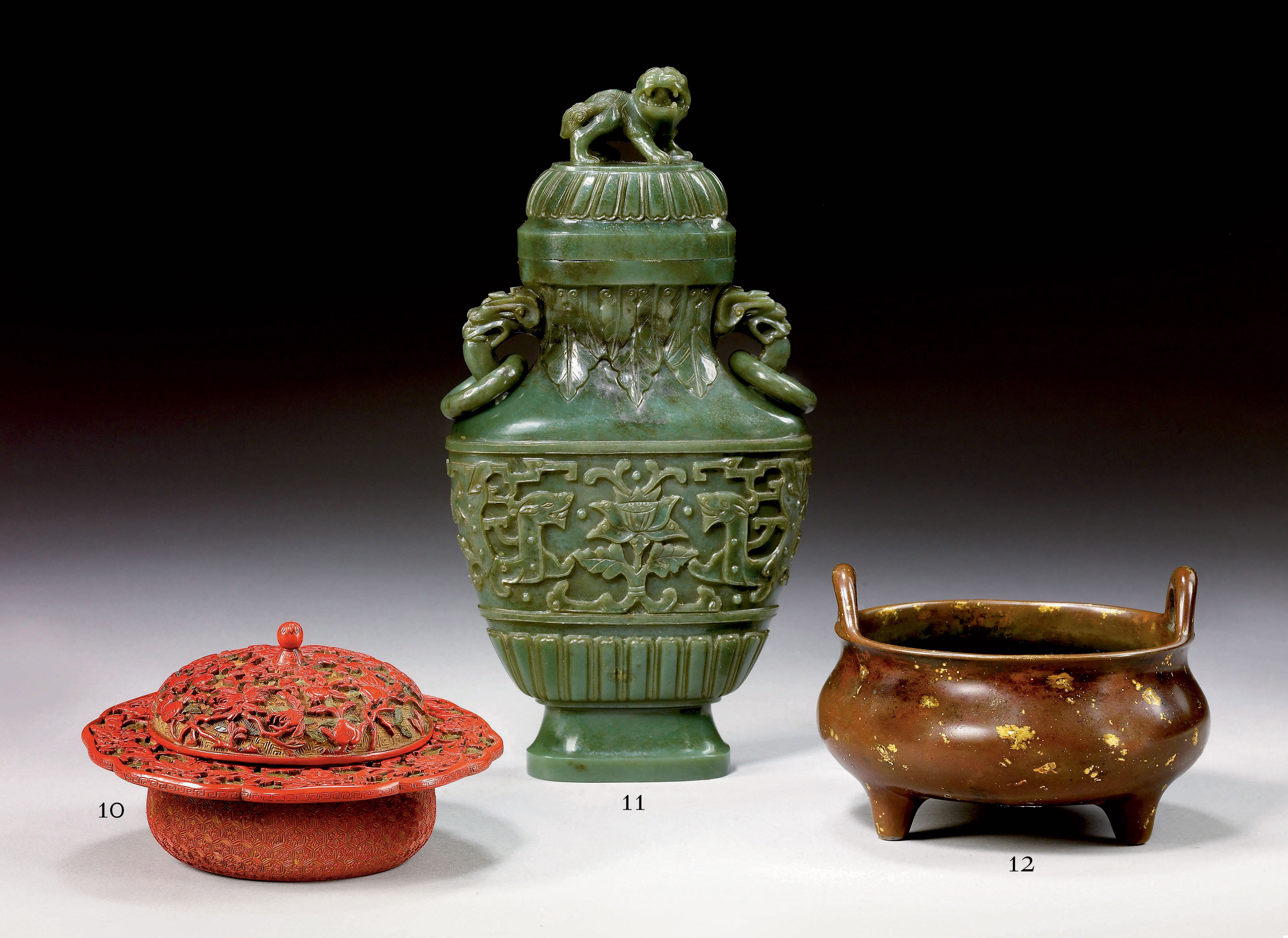 VASE COUVERT EN JADE VERT SCULPTE , CHINE Christie's