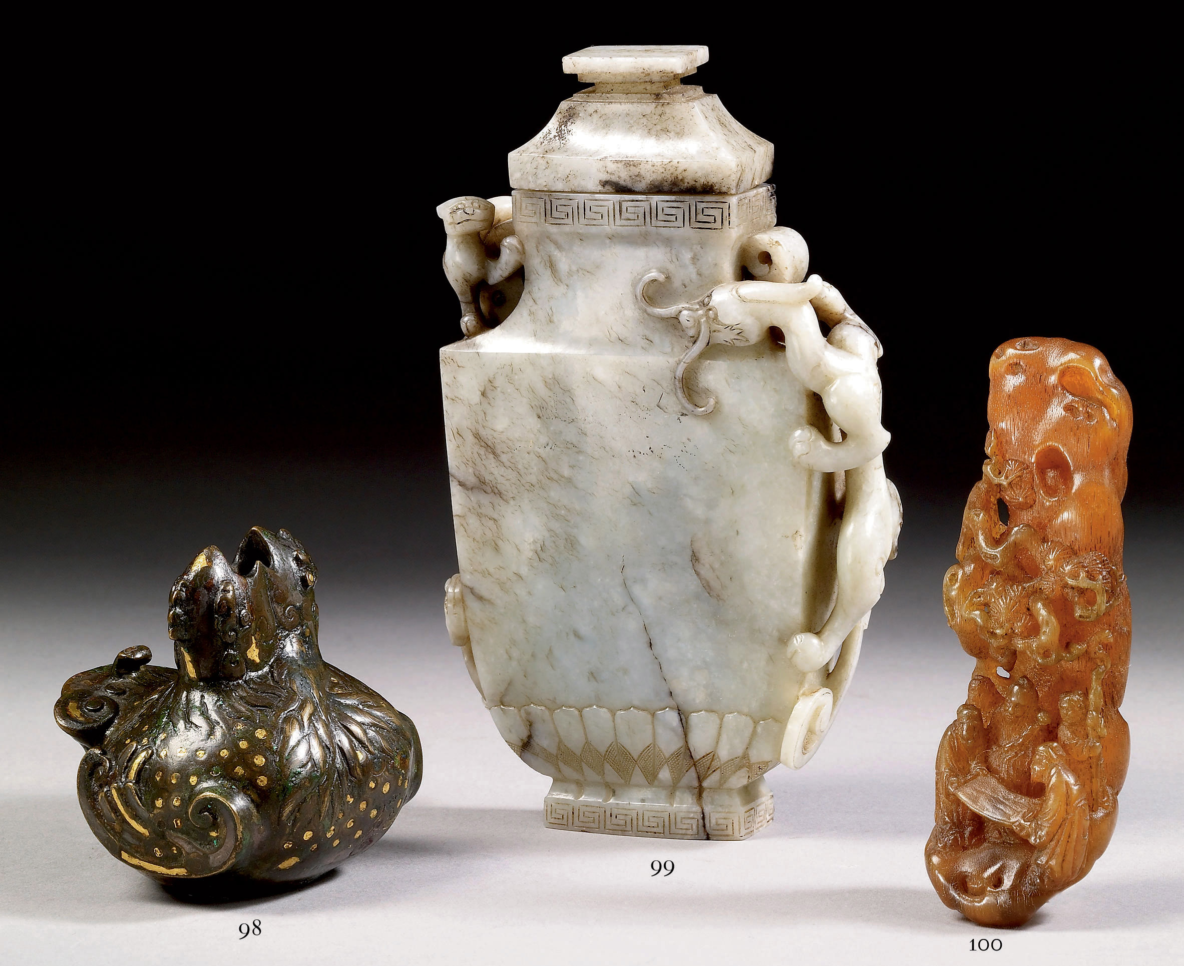 VASE COUVERT EN JADE BLANCGRIS SCULPTE , CHINE, DYNASTIE QING, XIXEME