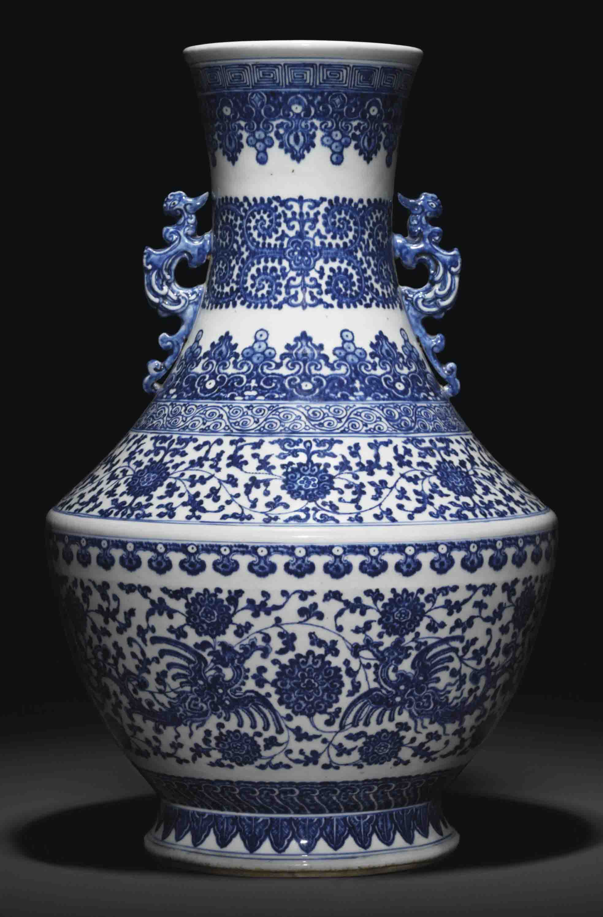 A FINE LARGE MINGSTYLE BLUE AND WHITE VASE, HU , QIANLONG PERIOD (1736