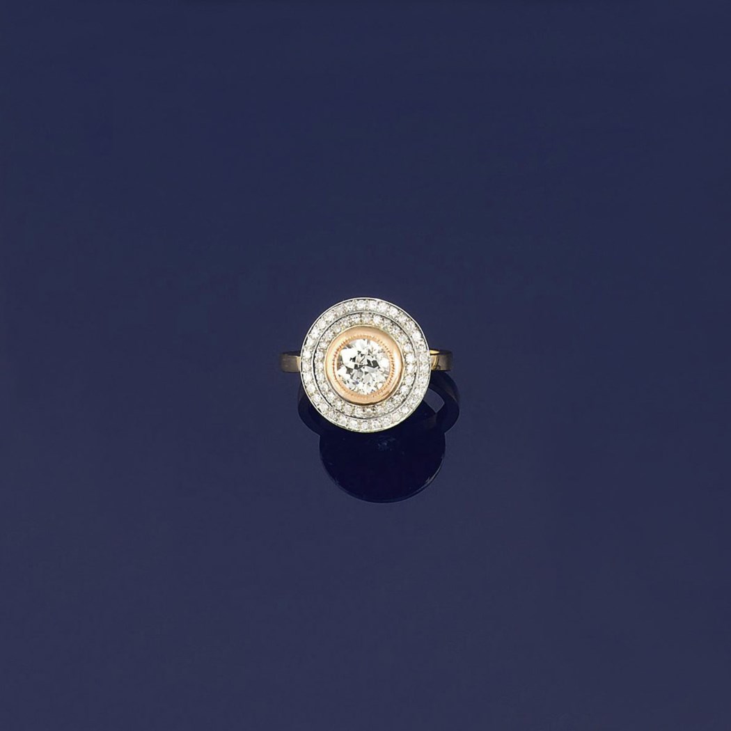 A diamond 'target' cluster ring