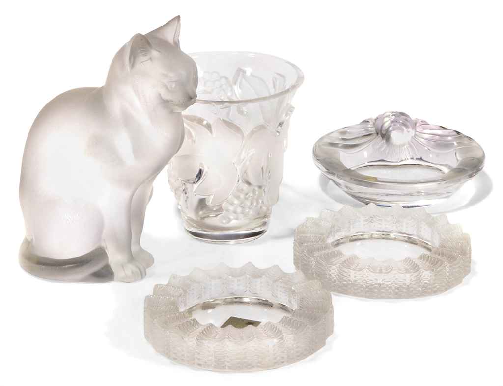 Chat Assis A Modern Lalique Glass Cat Sculpture Three Cendriers And A Vase Decorated With Fruiting