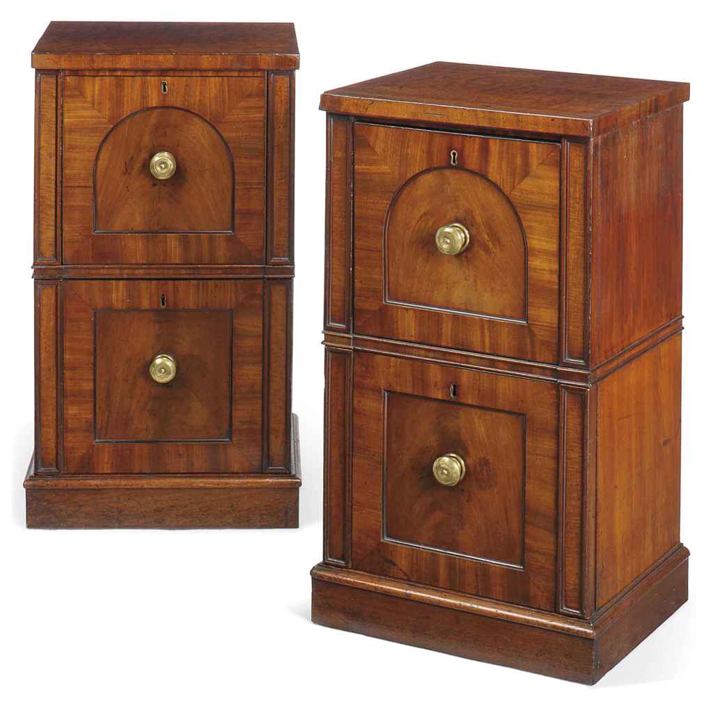 A PAIR OF MAHOGANY PEDESTAL