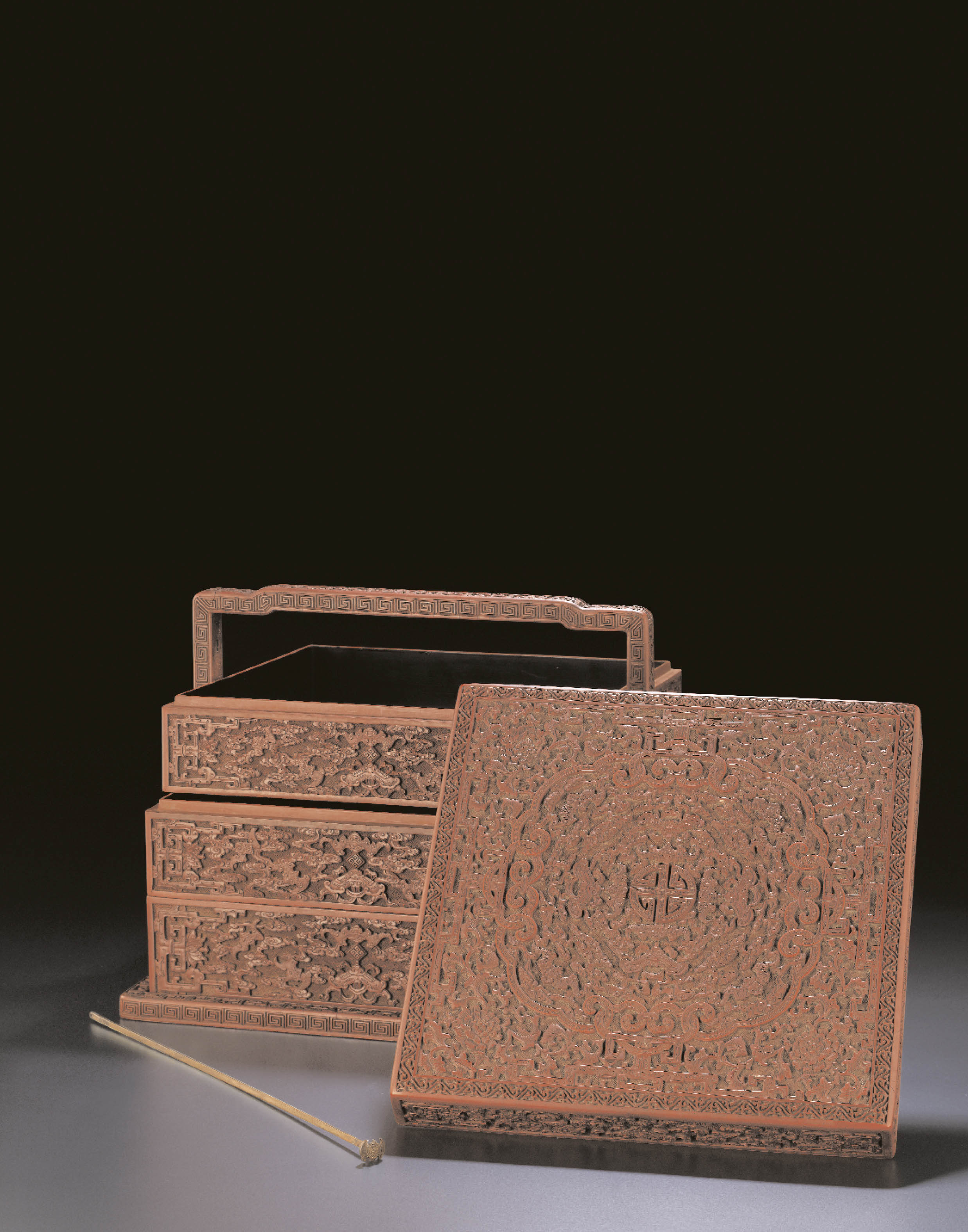 清康熙五彩魚藻紋盤一對雙方框《在川知樂》楷書款, 清康熙| Christie's