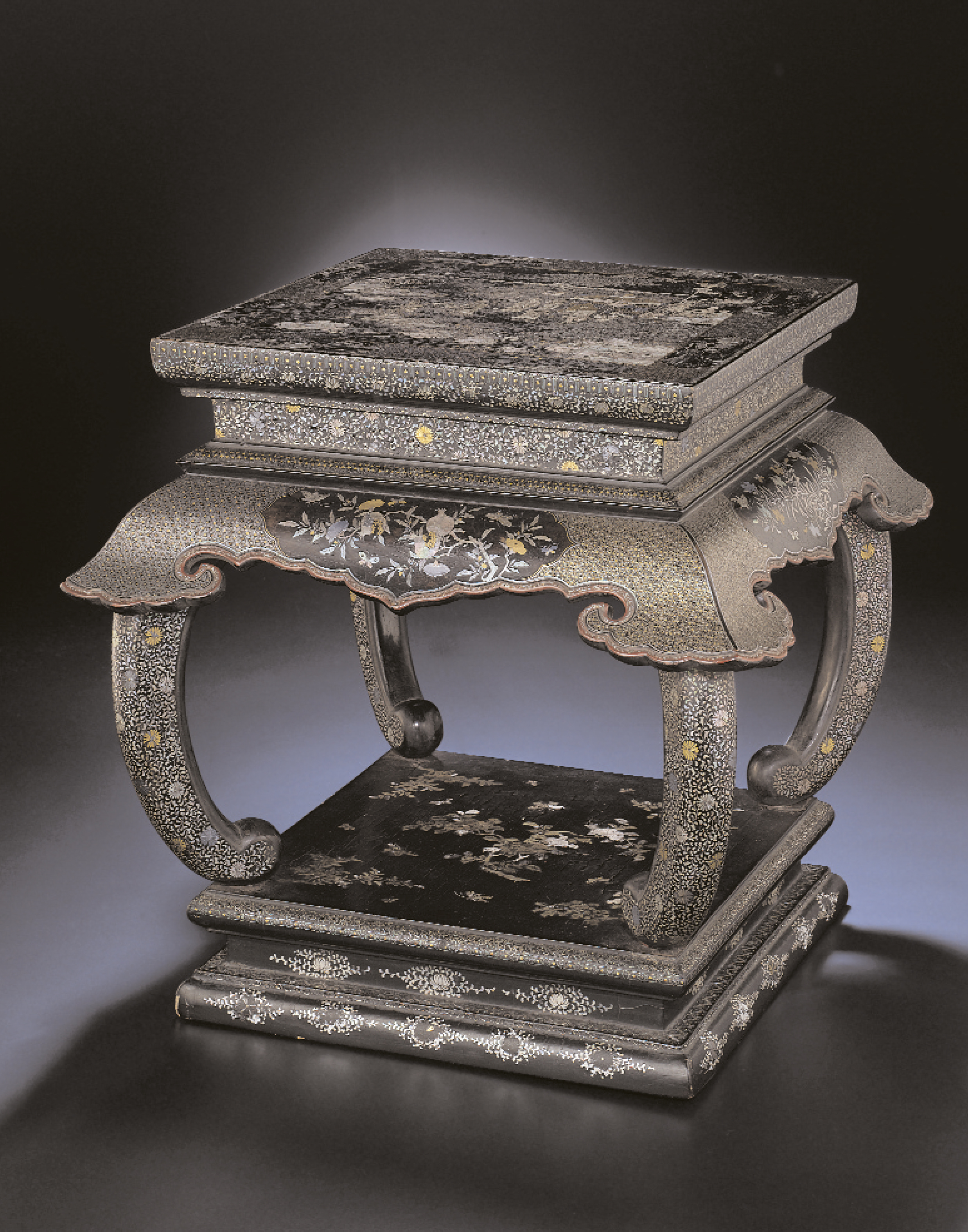 中国骨董　アンティーク　五彩　蝶々　宝文様　五寸皿　双魚印　中国　清朝　康熙五彩 中国骨董 アンティーク 五彩 蝶々 宝文様 五寸皿 双魚印 中国