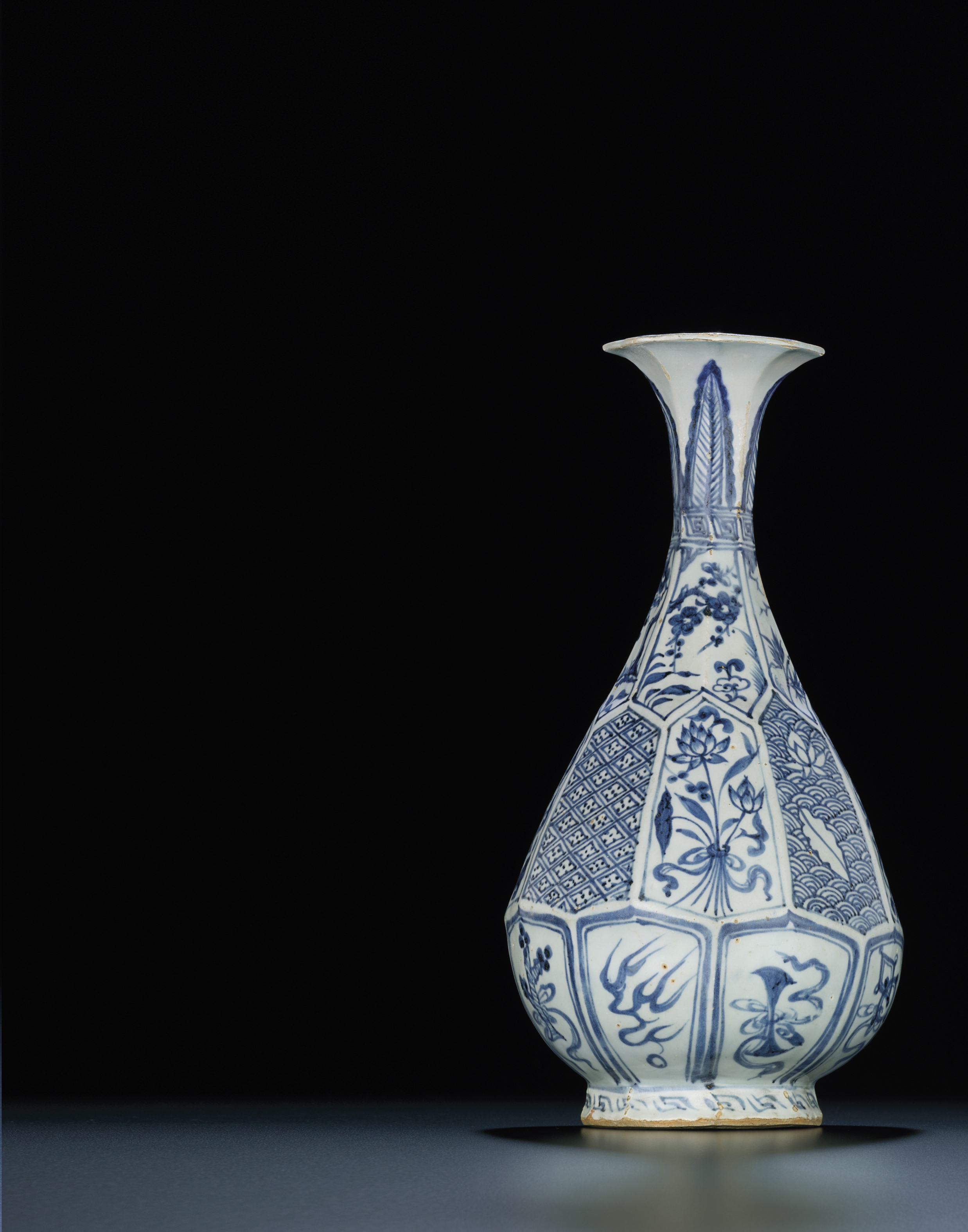 A VERY RARE BLUE AND WHITE OCTAGONAL PEARSHAPED VASE, YUHUCHUNPING