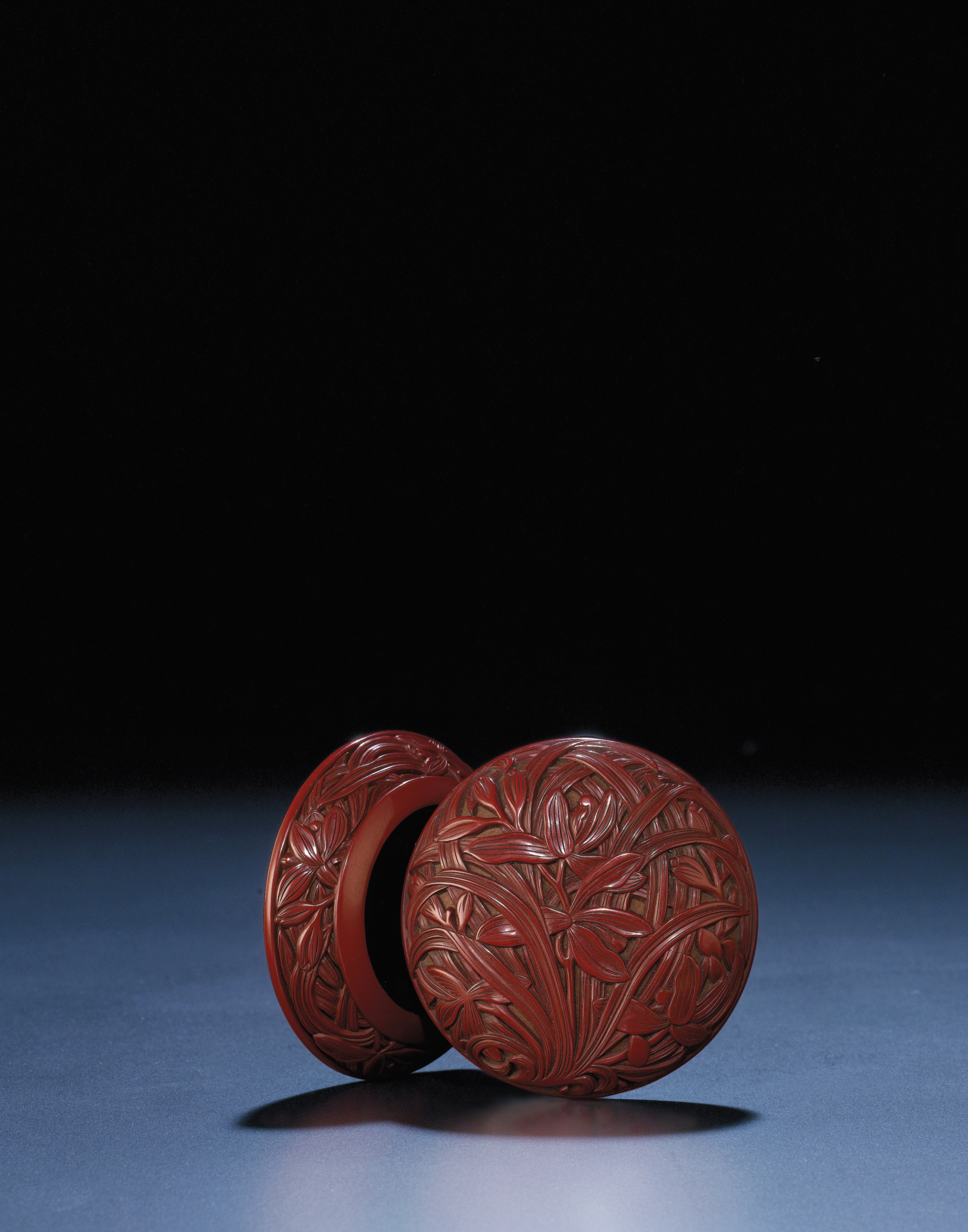 A FINELY CARVED MING CINNABAR LACQUER CIRCULAR BOX AND COVER