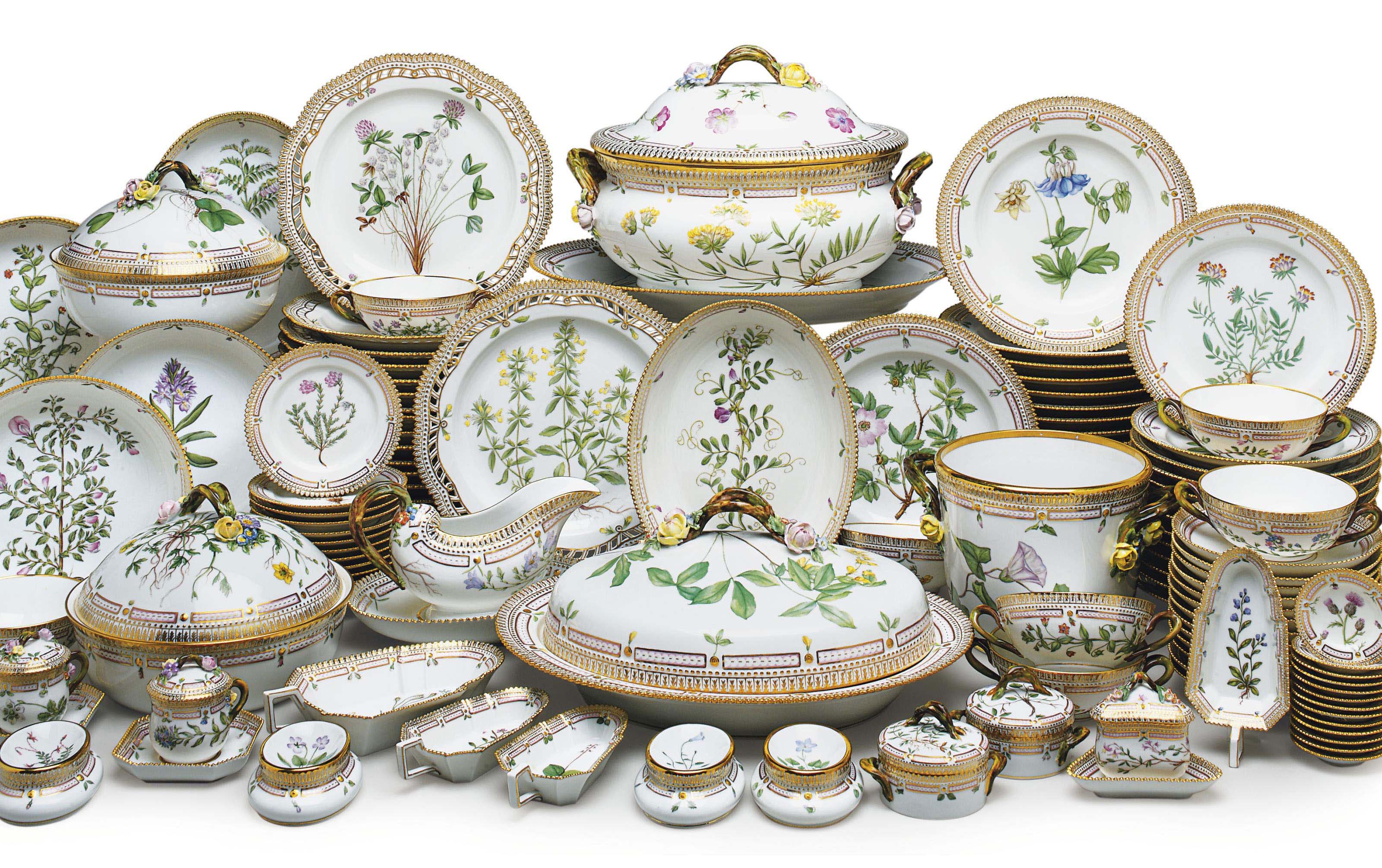 A ROYAL COPENHAGEN PORCELAIN 'FLORA DANICA' PART DINNER SERVICE , 20TH