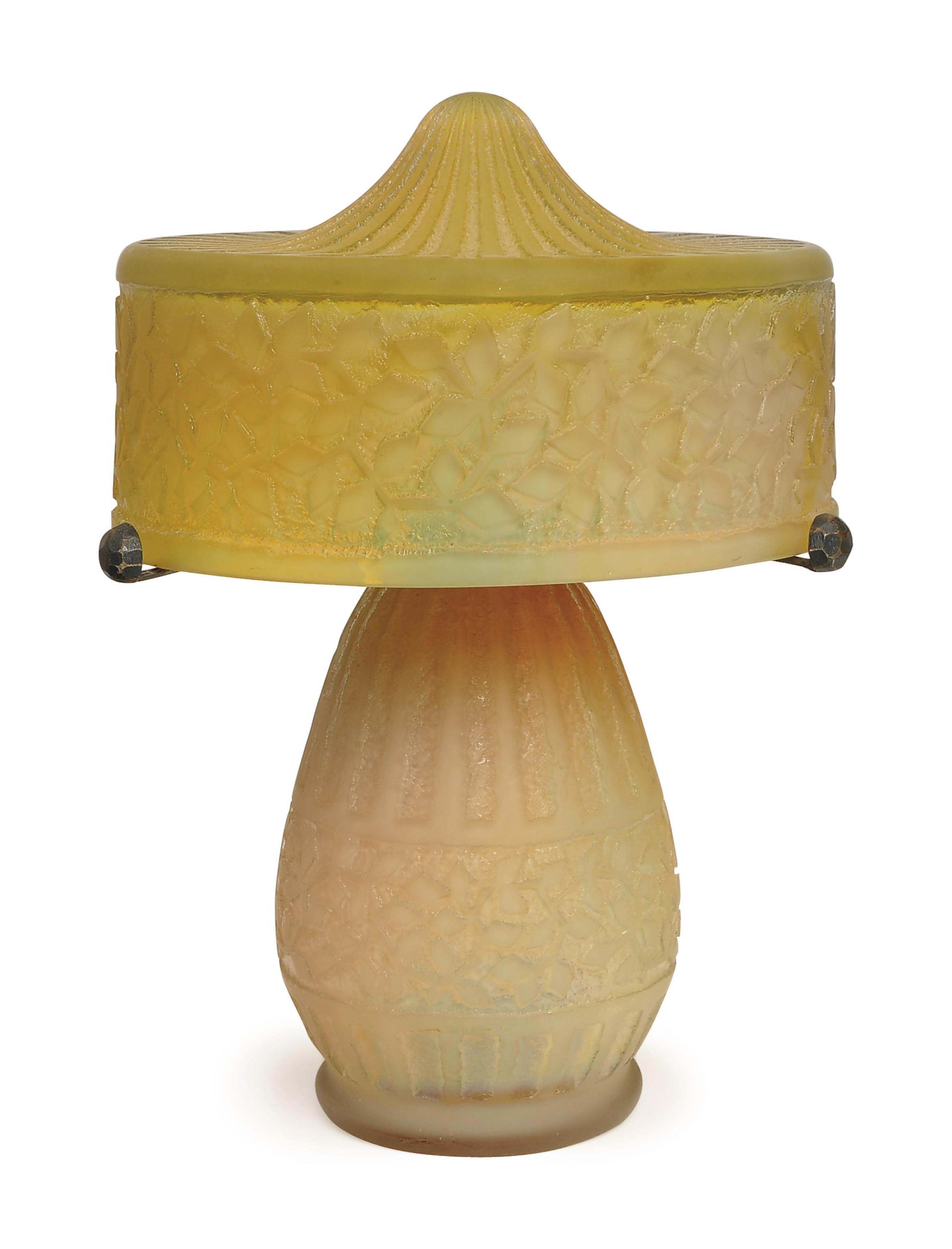 AN INTERNALLY DECORATED MOLDED GLASS TABLE LAMP,