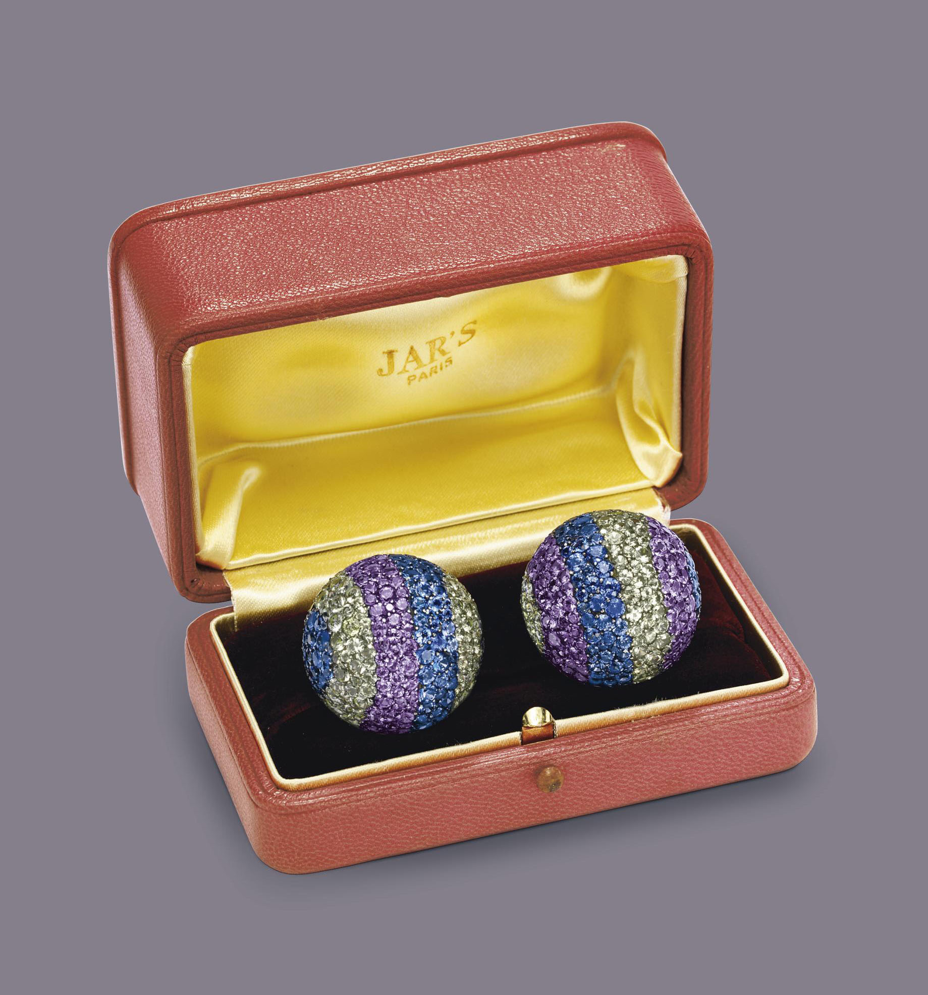 &ldquo;Ball&rdquo;钻石及彩色蓝宝石耳夹，JAR设计。2011年12月13日于佳士得纽约售出，成交价602,500美元