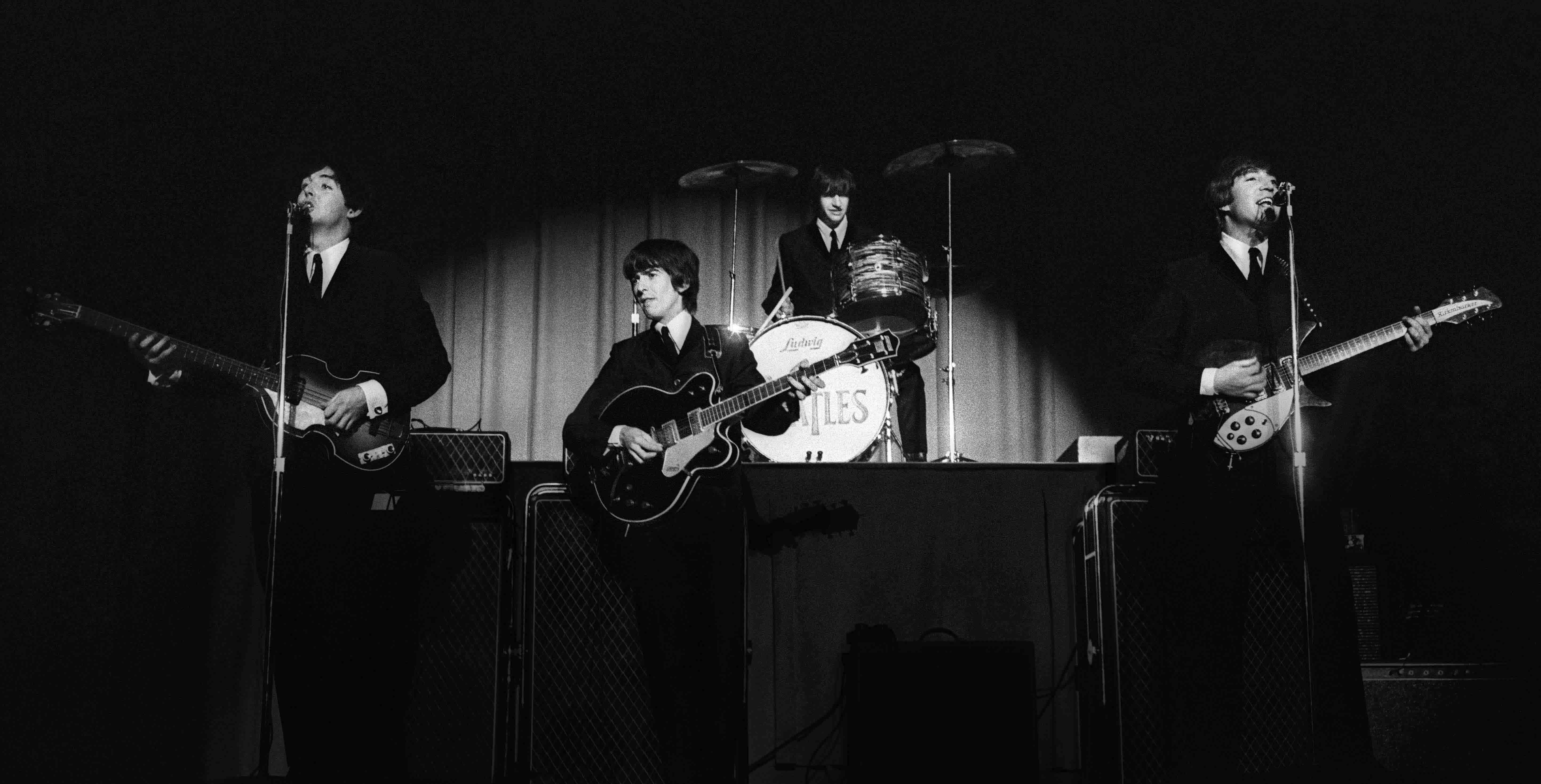 Первый концерт битлз. Битлз гастроли. Битлз гастроли. Группа битлз на сцене. The beatles концерт 1963.