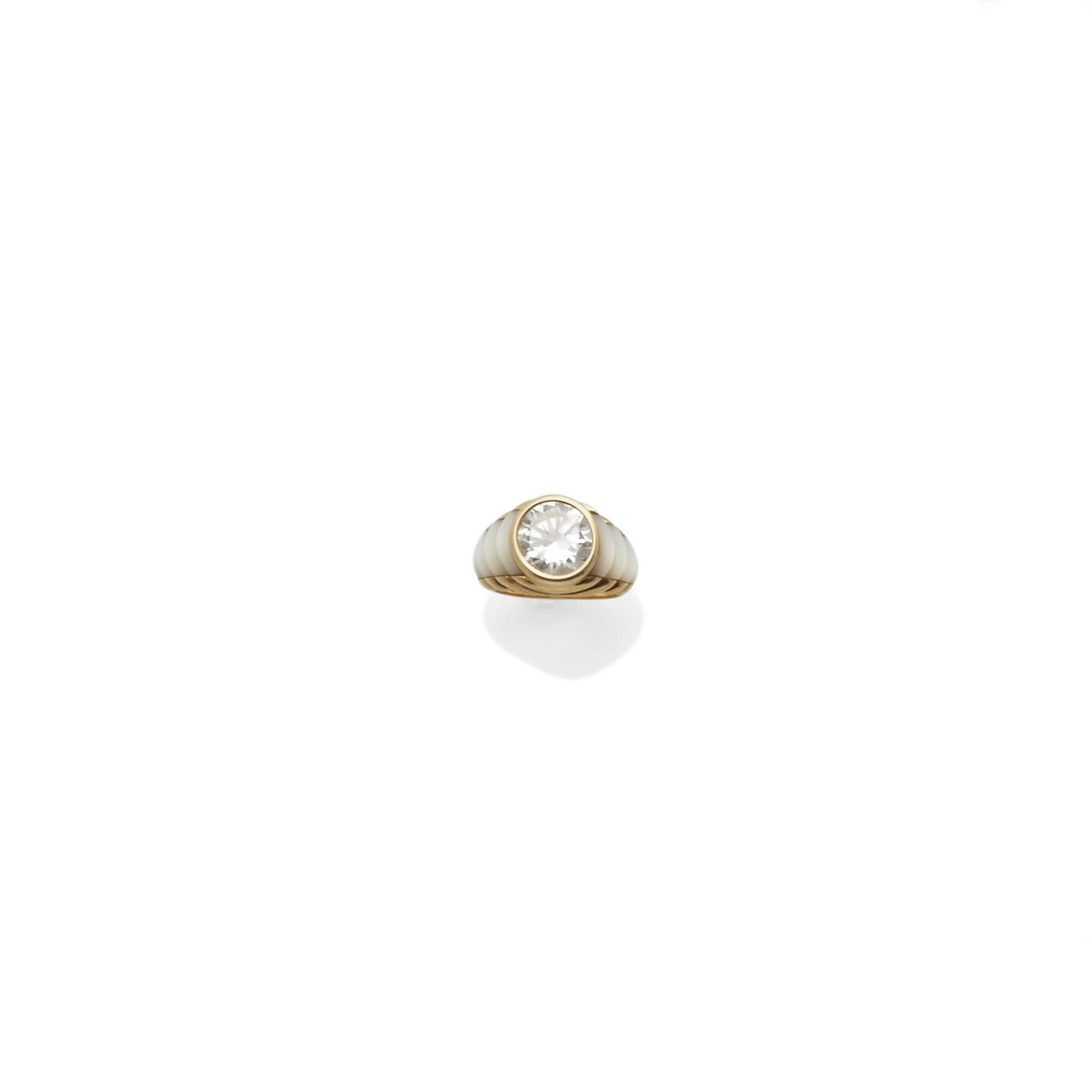 Bague Nadia Nacre Et Diamant Par Mauboussin 1980s Jewelry