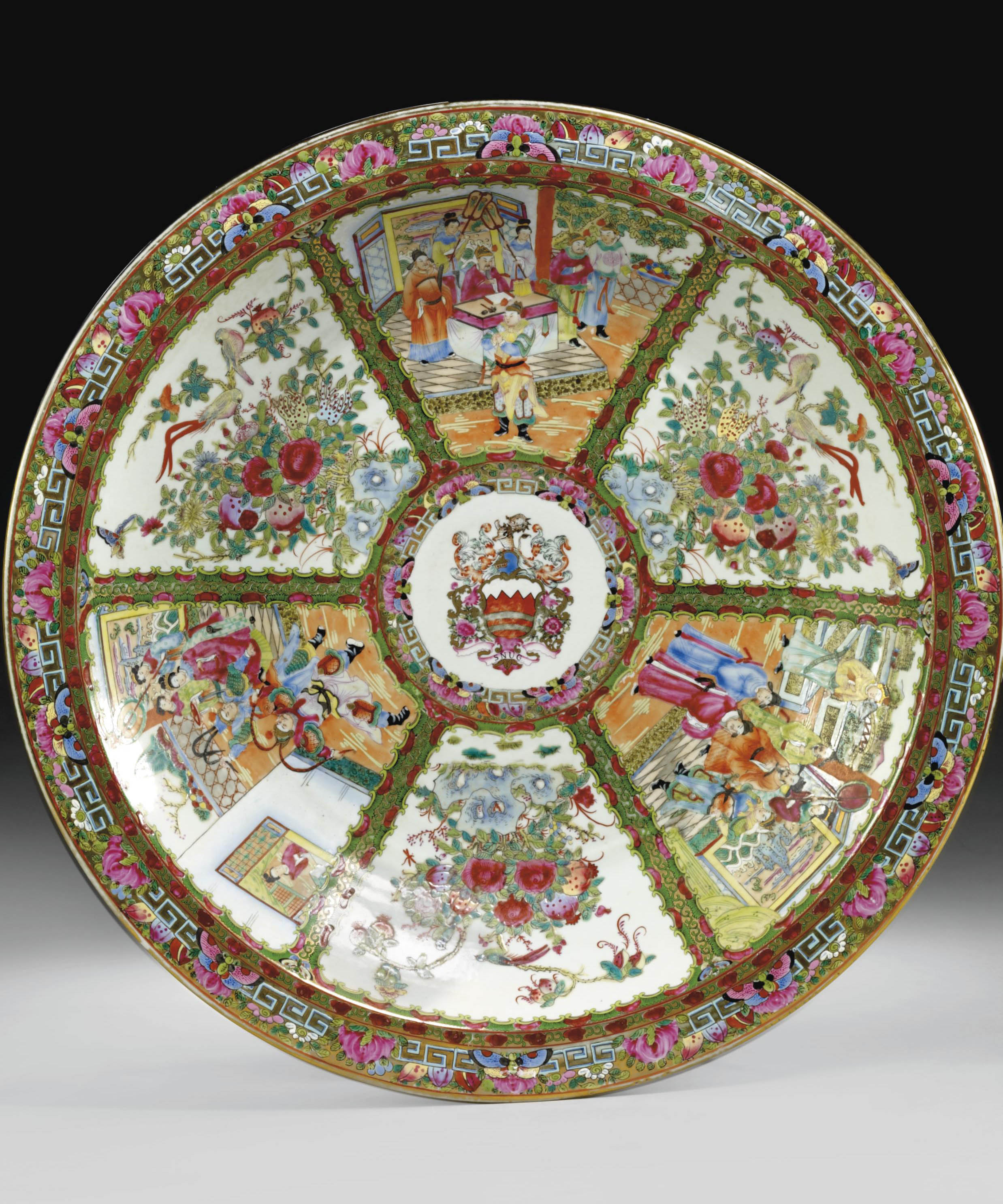 GRAND PLAT ARMORIE EN PORCELAINE DE CANTON, CHINE, DYNASTIE QING, FIN DU XIXEME SIECLE | Christies