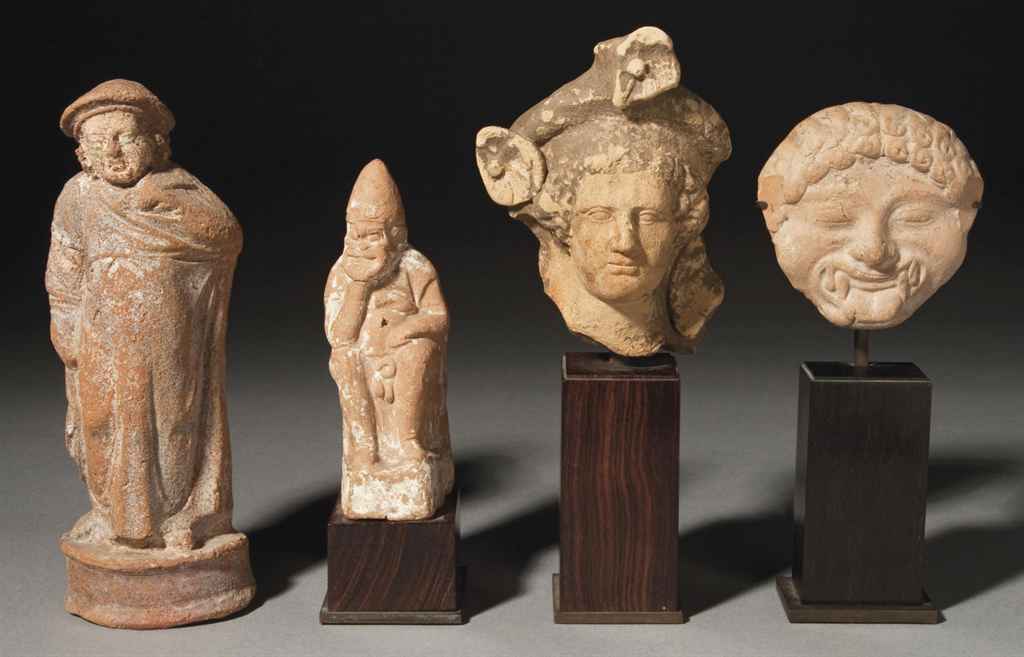 QUATRE FIGURES EN TERRE CUITE , GRECE ET ITALIE DU SUD ...