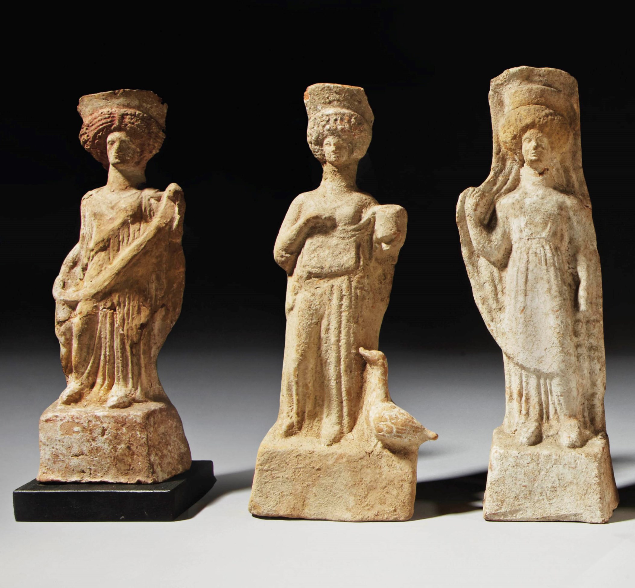 Statuettes En Terre Cuite