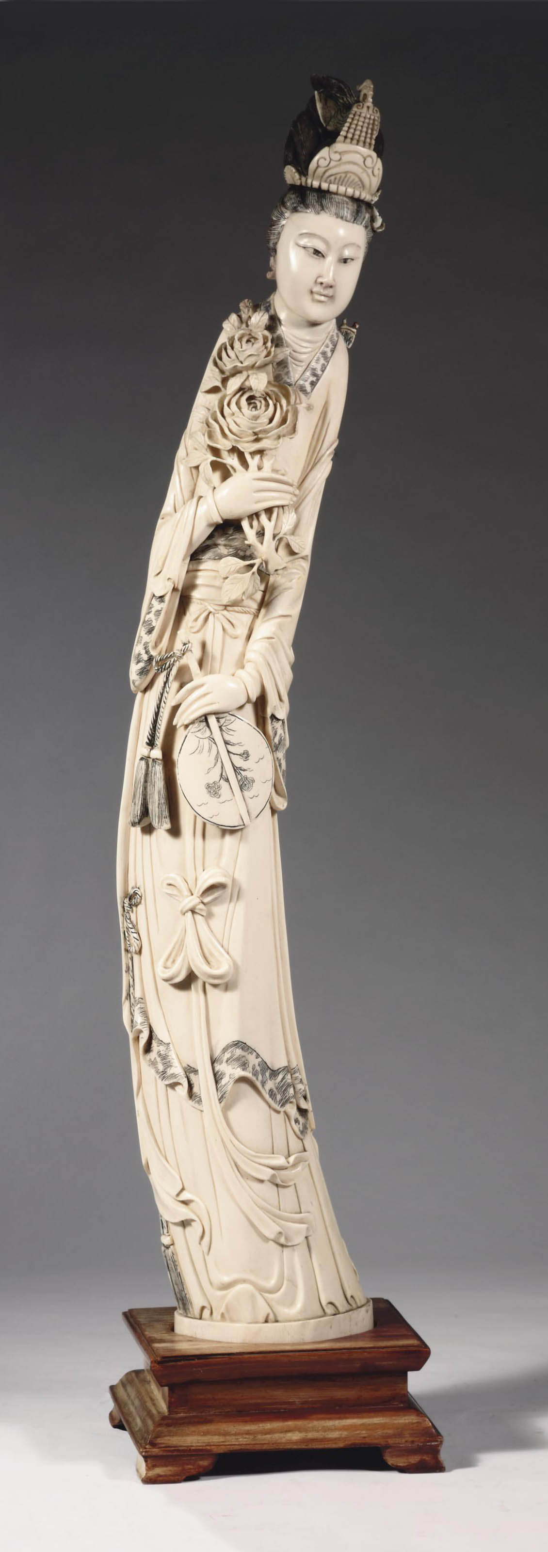 A Chinese ivory carving of a standing lady , LATE 19TH/EARLY 20TH