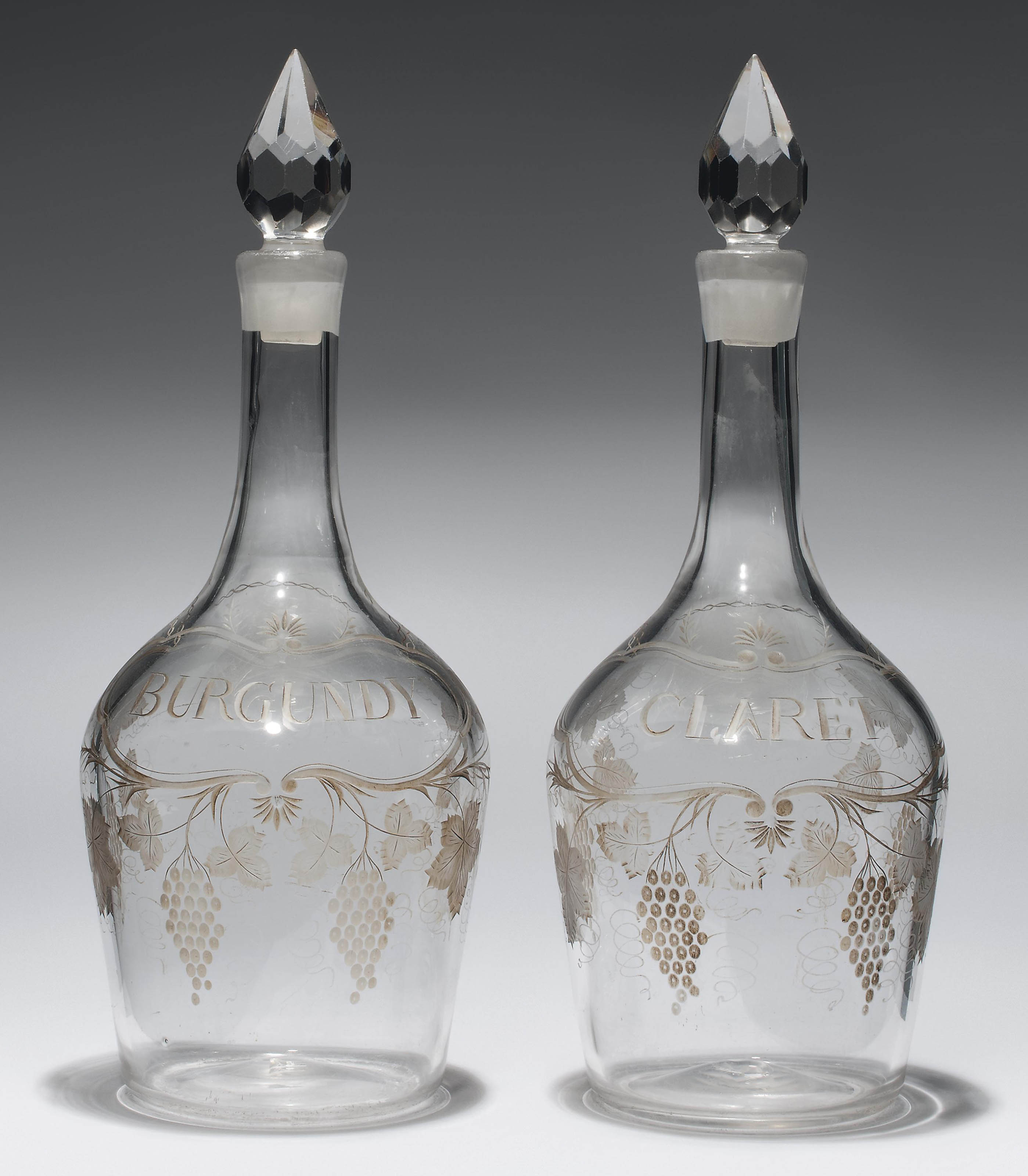 一對英國雕花玻璃醒酒器及酒塞，約1770年製。各高14 &frac12; 吋（36.8公分）。2012年於佳士得倫敦售出，成交價10,000英鎊