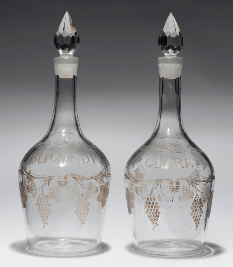 一对英国雕花玻璃醒酒器及酒塞，约1770年制。各高14 ½ 吋（36.8公分）。2012年于佳士得伦敦售出，成交价10,000英镑