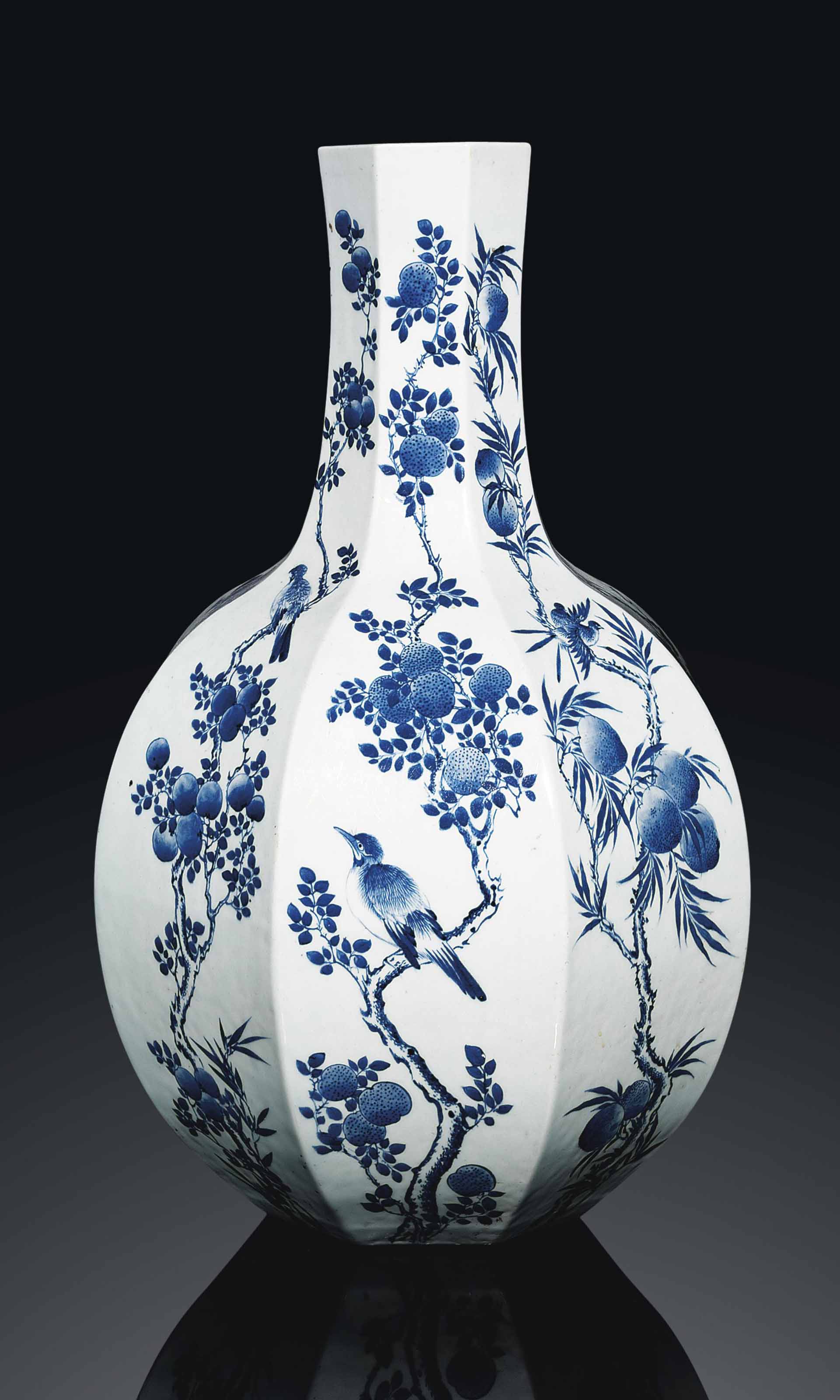A BLUE AND WHITE OCTAGONAL VASE , 19TH CENTURY Christie's