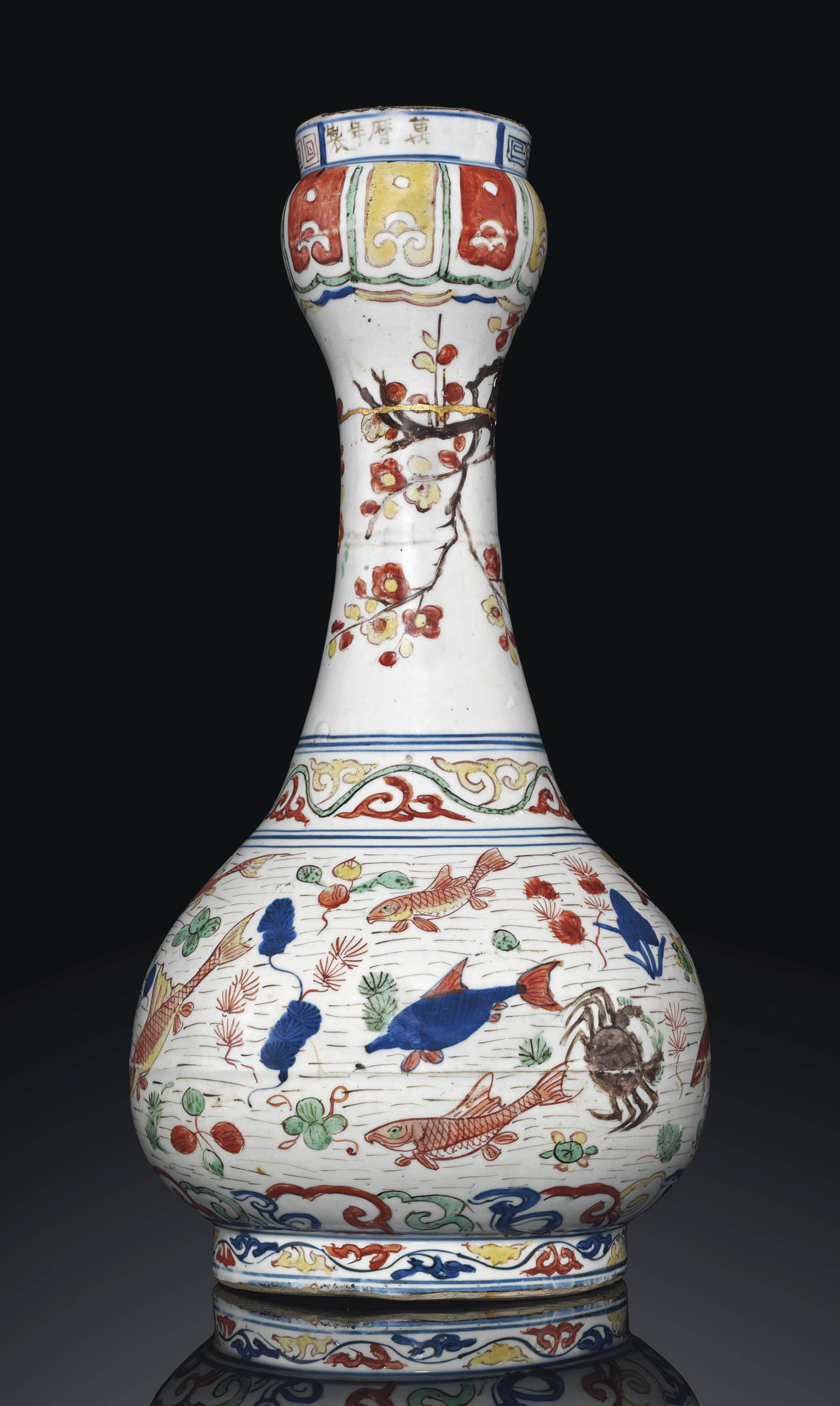 A VERY RARE WUCAI FISH GARLIC HEAD VASE SUANTOUPING WANLI BROWN ENAMEL SIX CHARACTER MARK 