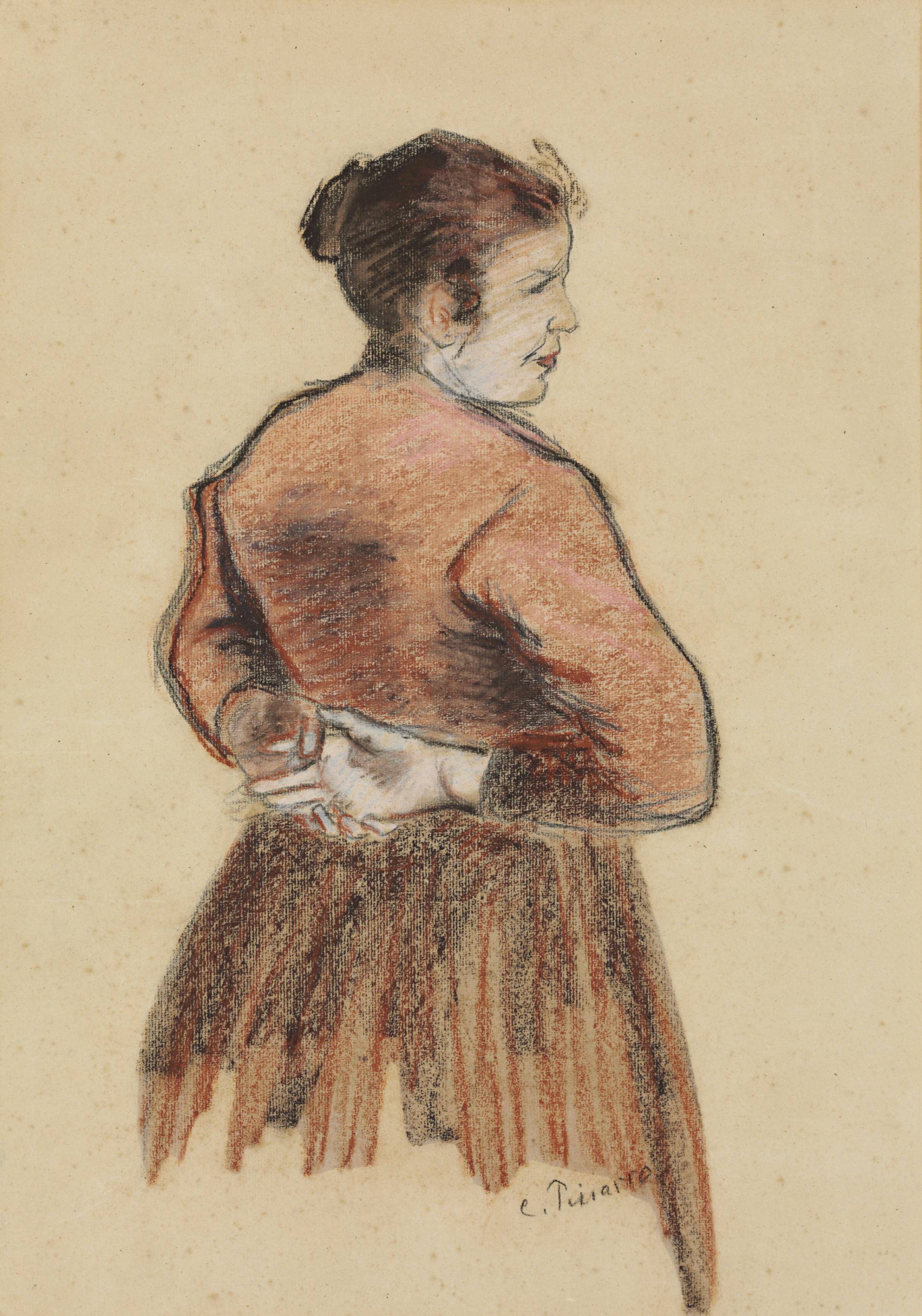 Jeune femme, les mains jointes derrière le dos 

