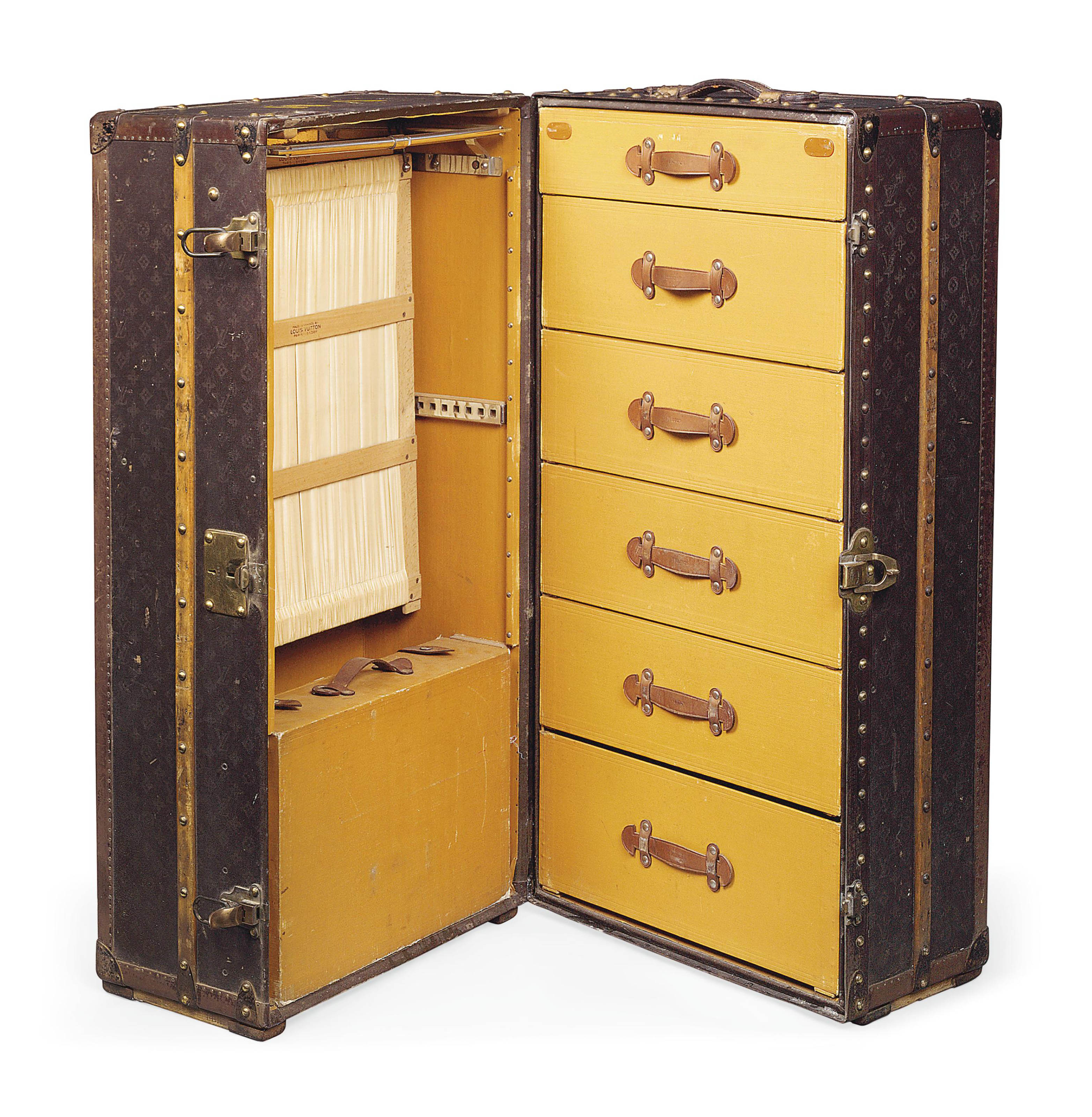 A WARDROBE TRUNK IN MONOGRAM CANVAS , LOUIS VUITTON, EARLY 20TH CENTURY