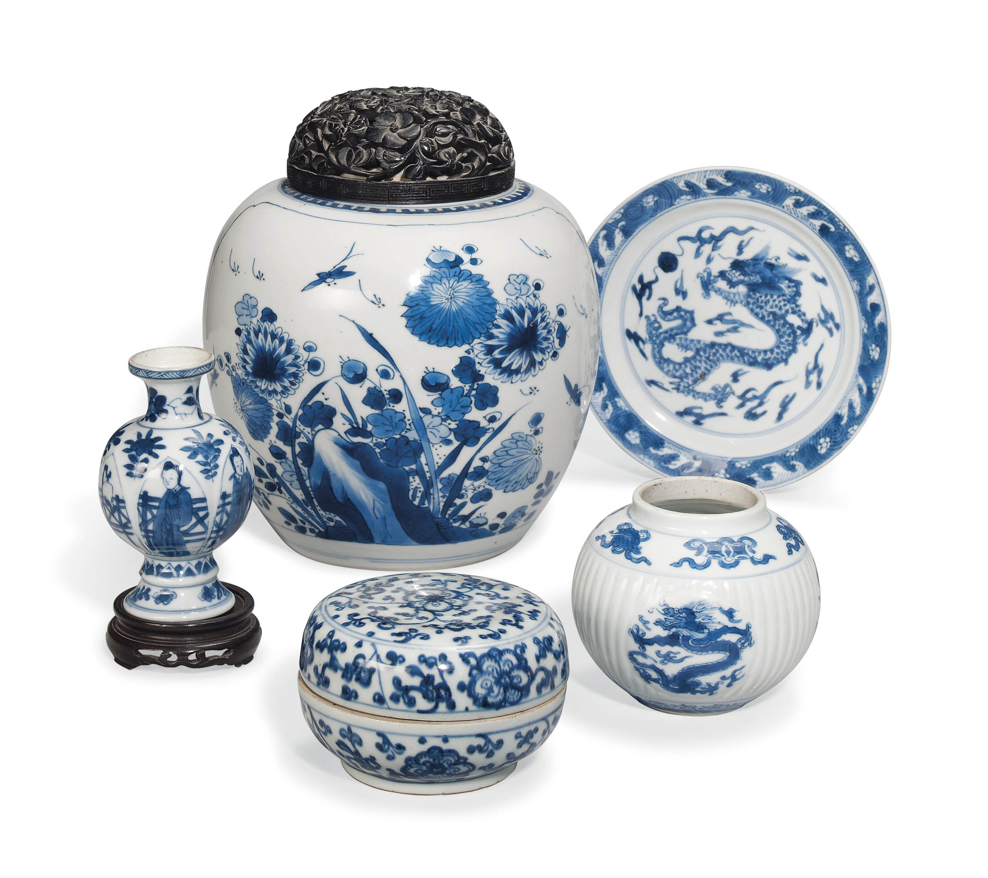 FIVE PIECES OF CHINESE BLUE AND WHITE PORCELAIN , THE BOX, 17TH CENTURY