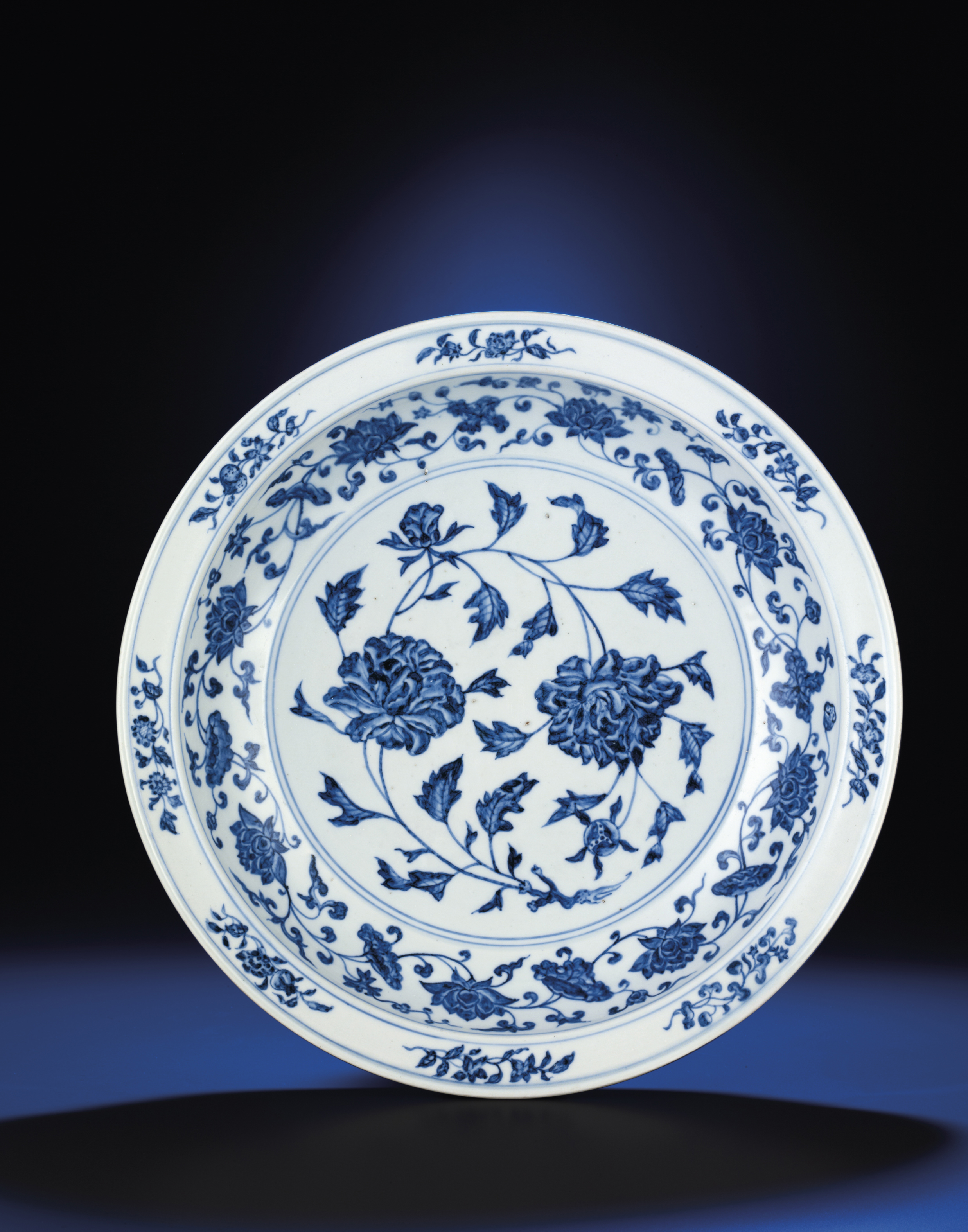 元青花蓮池鴛鴦紋折沿盤, YUAN DYNASTY (1279-1368) | Christie's