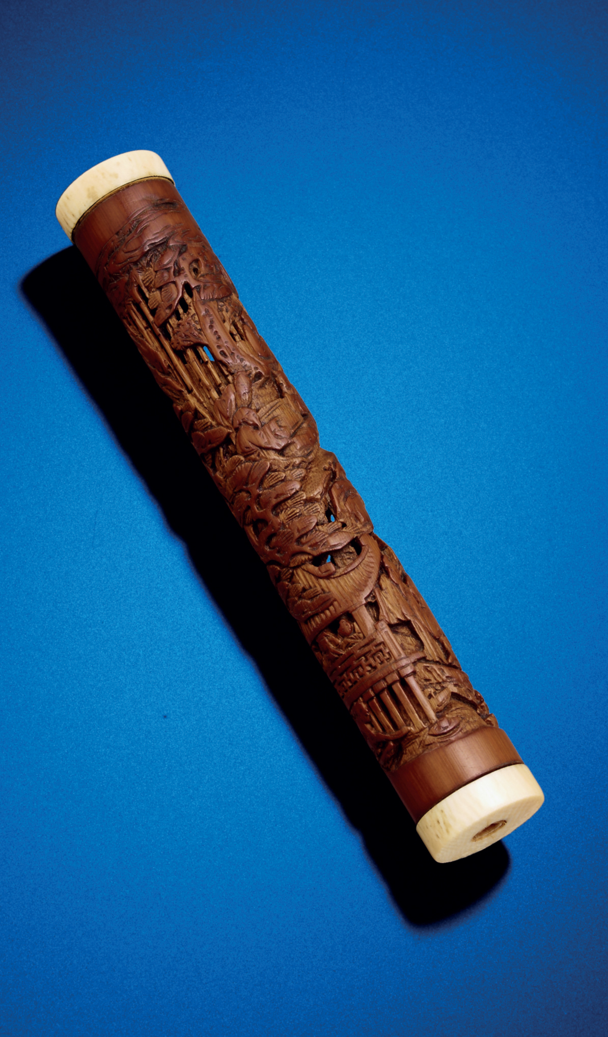 A SMALL CARVED BAMBOO INCENSE CONTAINER , QING DYNASTY, 18TH CENTURY