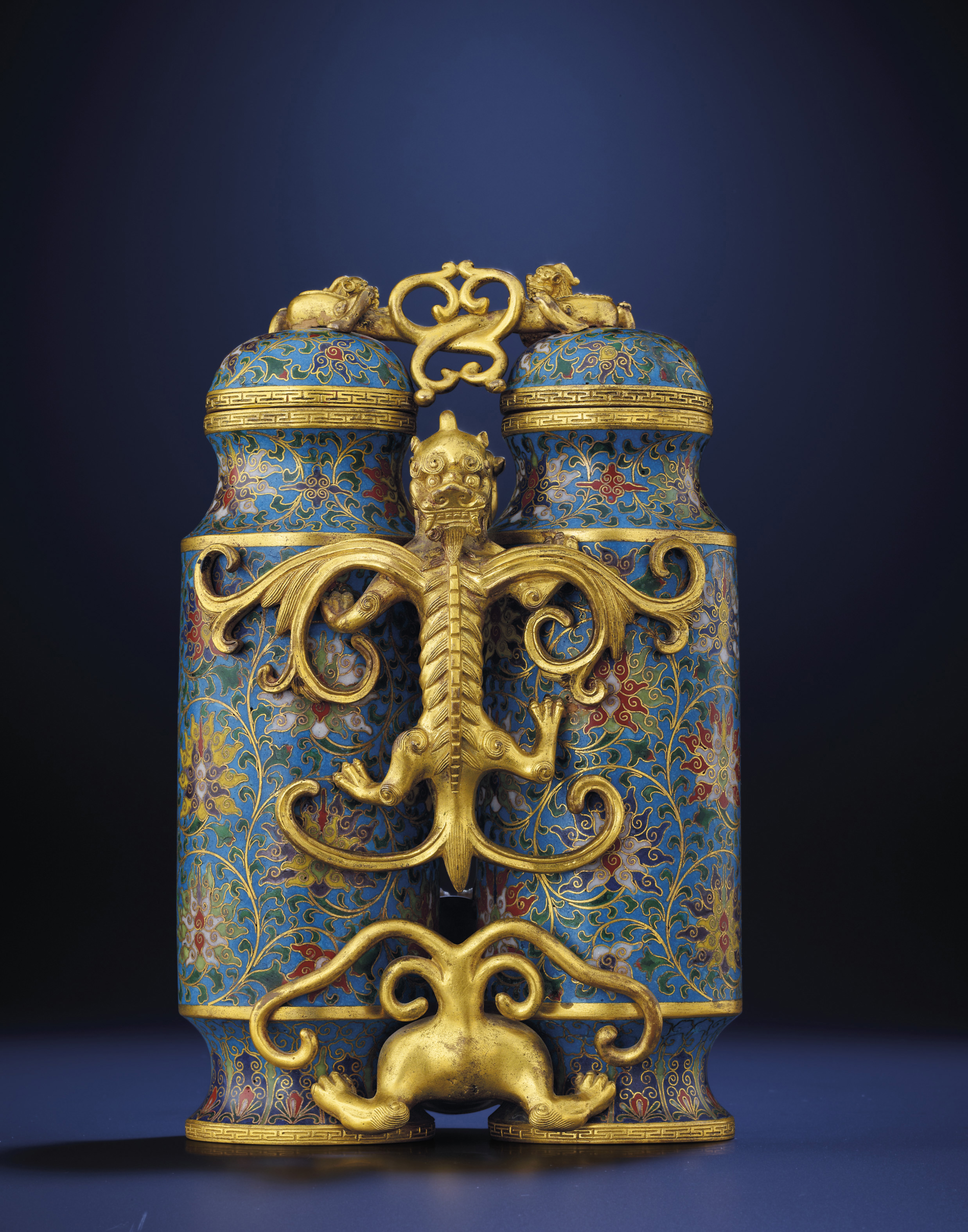 A RARE CLOISONNE ENAMEL AND GILTBRONZE CHAMPION VASE AND COVER , QING