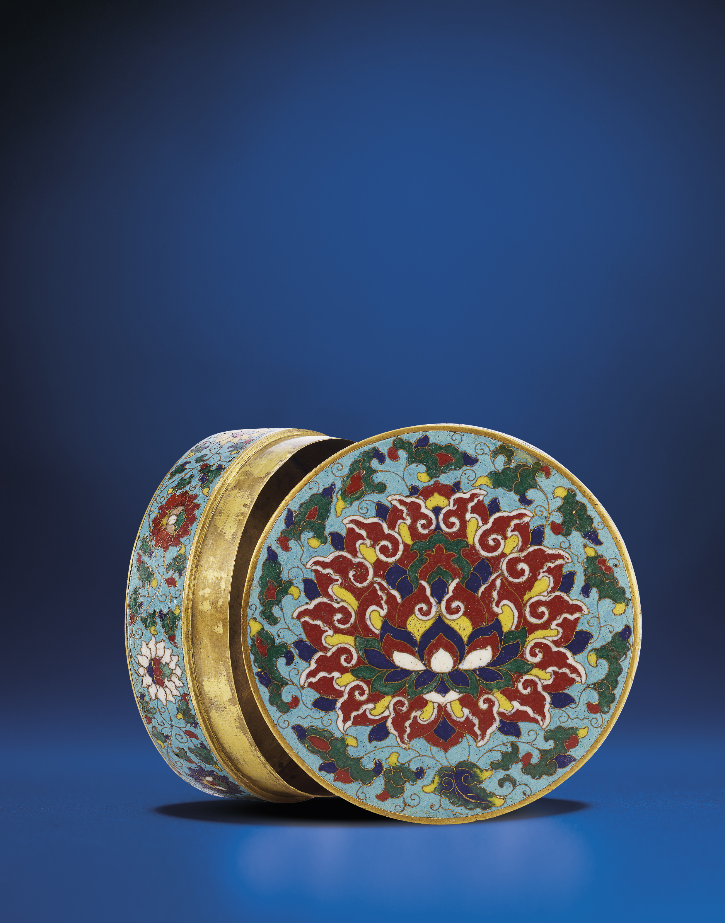 A VERY RARE EARLY MING CLOISONNE ENAMEL CIRCULAR BOX AND COVER , XUANDE