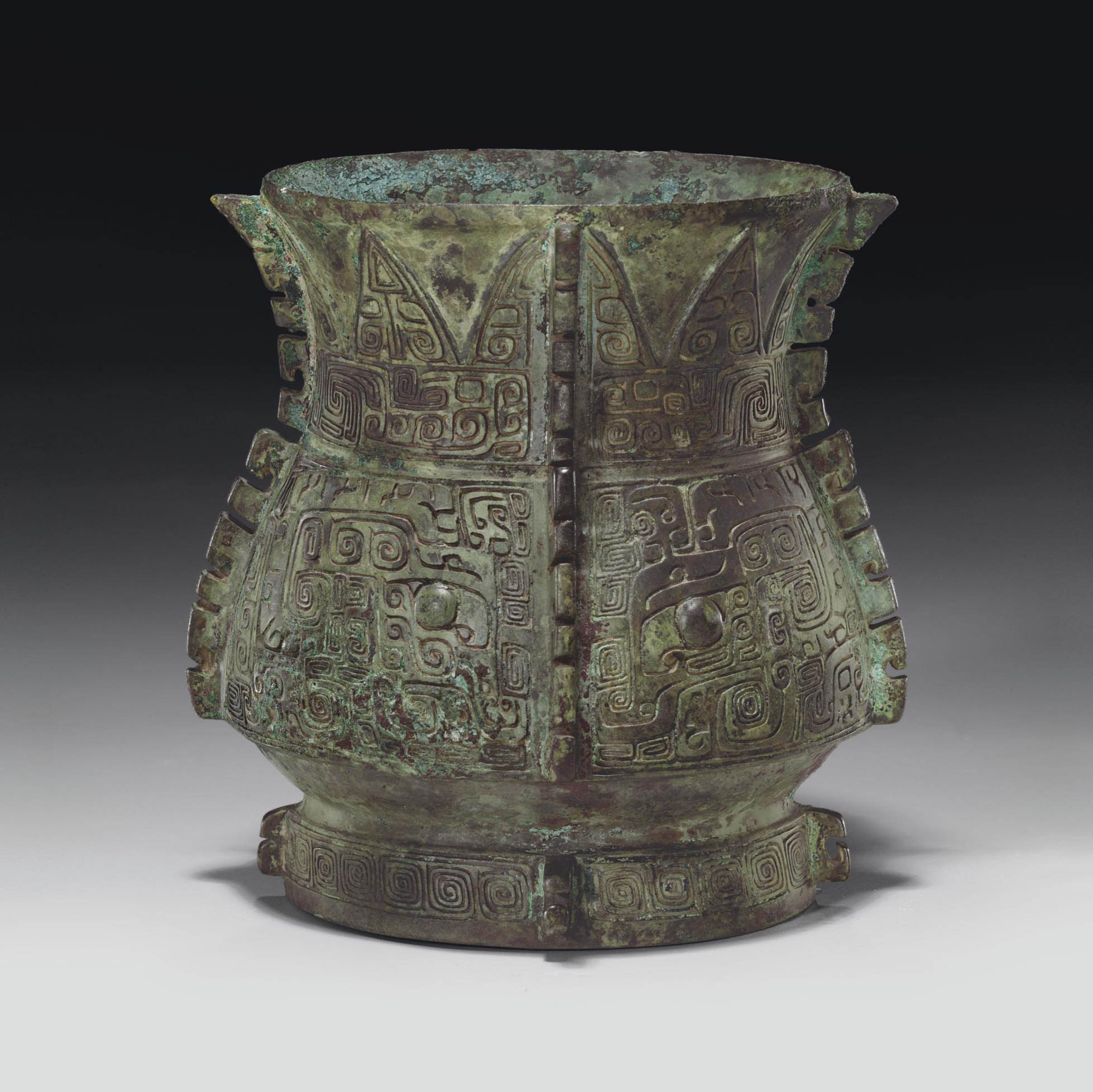 A RARE AND FINELY CAST BRONZE RITUAL WINE VESSEL, ZHI , LATE SHANG DYNASTY, 12TH11TH CENTURY BC