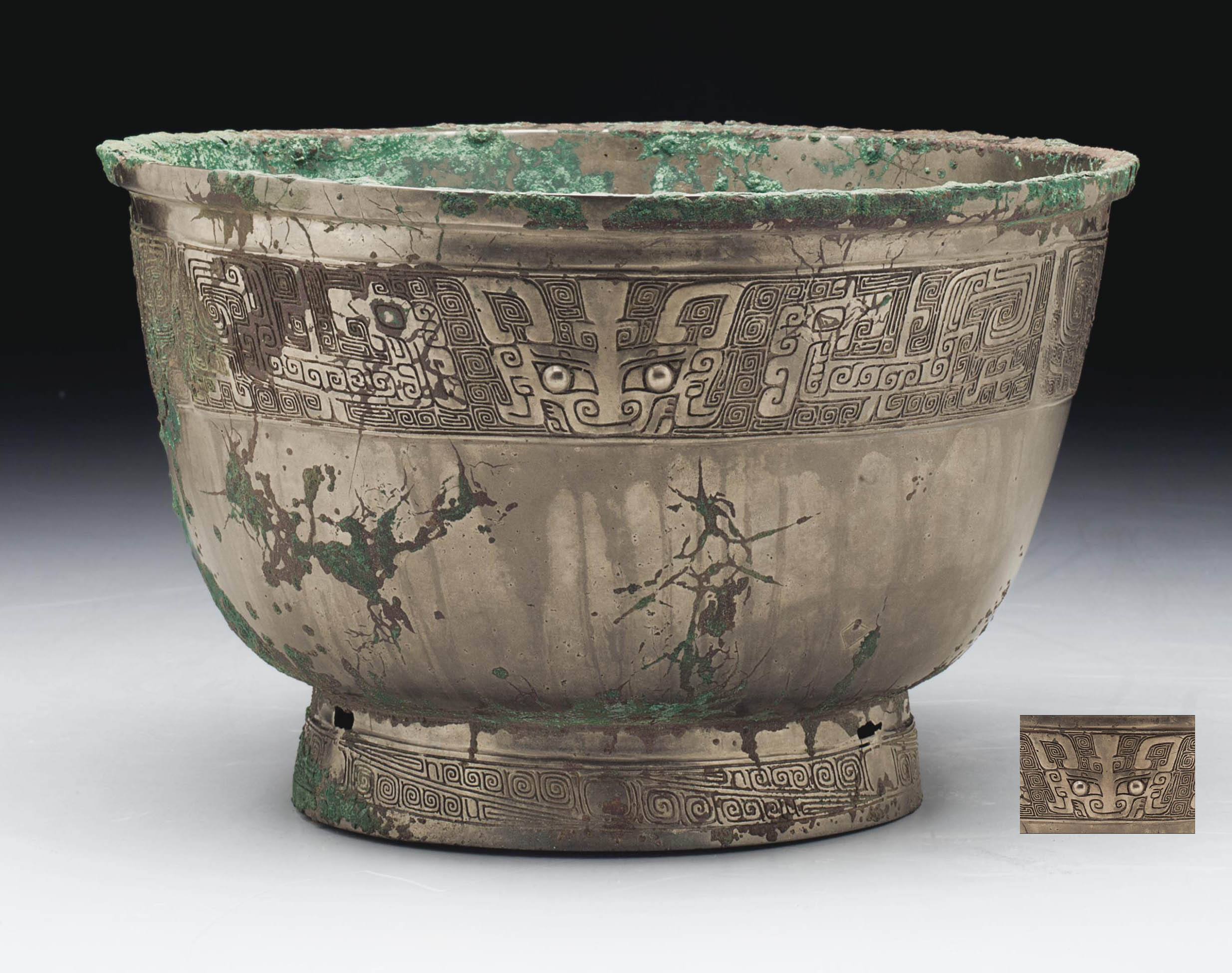 A RARE BRONZE RITUAL FOOD VESSEL, YU , LATE SHANG DYNASTY, 12TH11TH