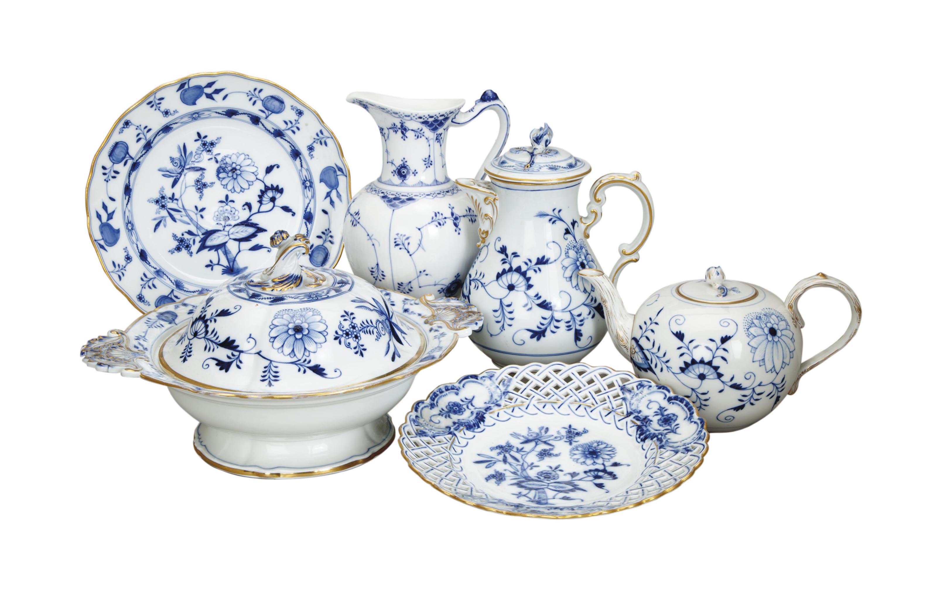 A GERMAN BLUE AND WHITE PORCELAIN PART DINNER SERVICE,