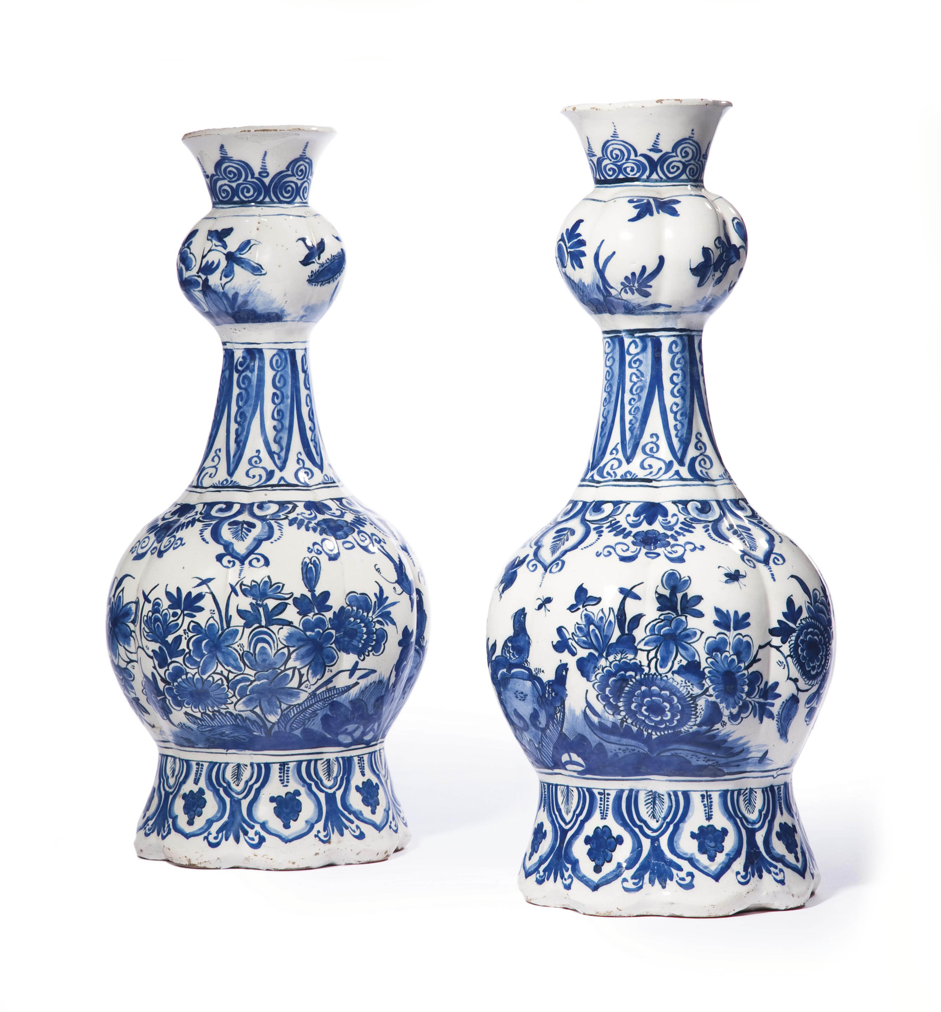 PAIRE DE VASES EN FAIENCE DE DELFT DE LA FIN DU XVIIEME DEBUT DU XVIIIEME SIECLE Christie's