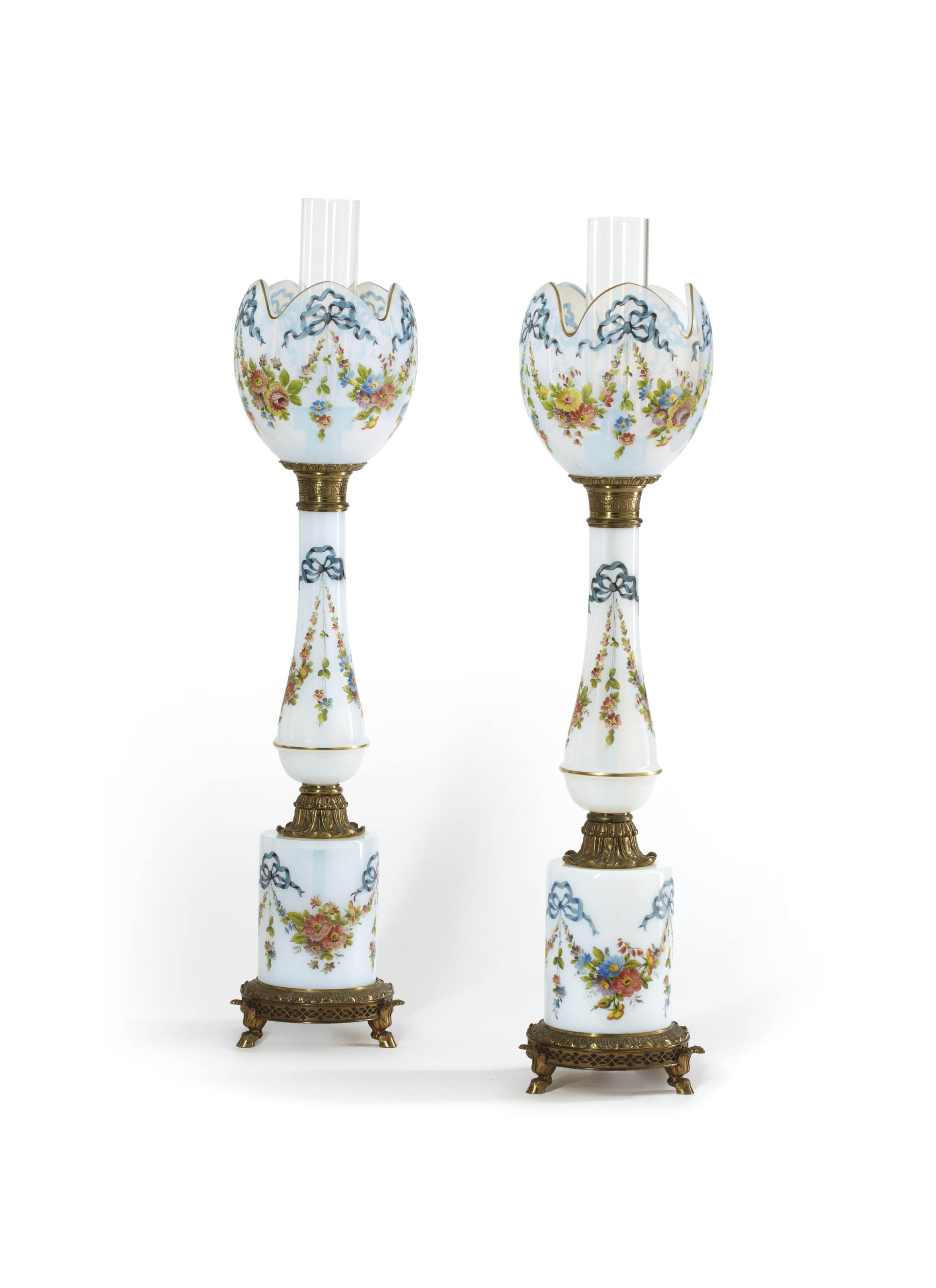 Paire De Lampes A Petrole En Opaline Blanche Et Verre A Monture En