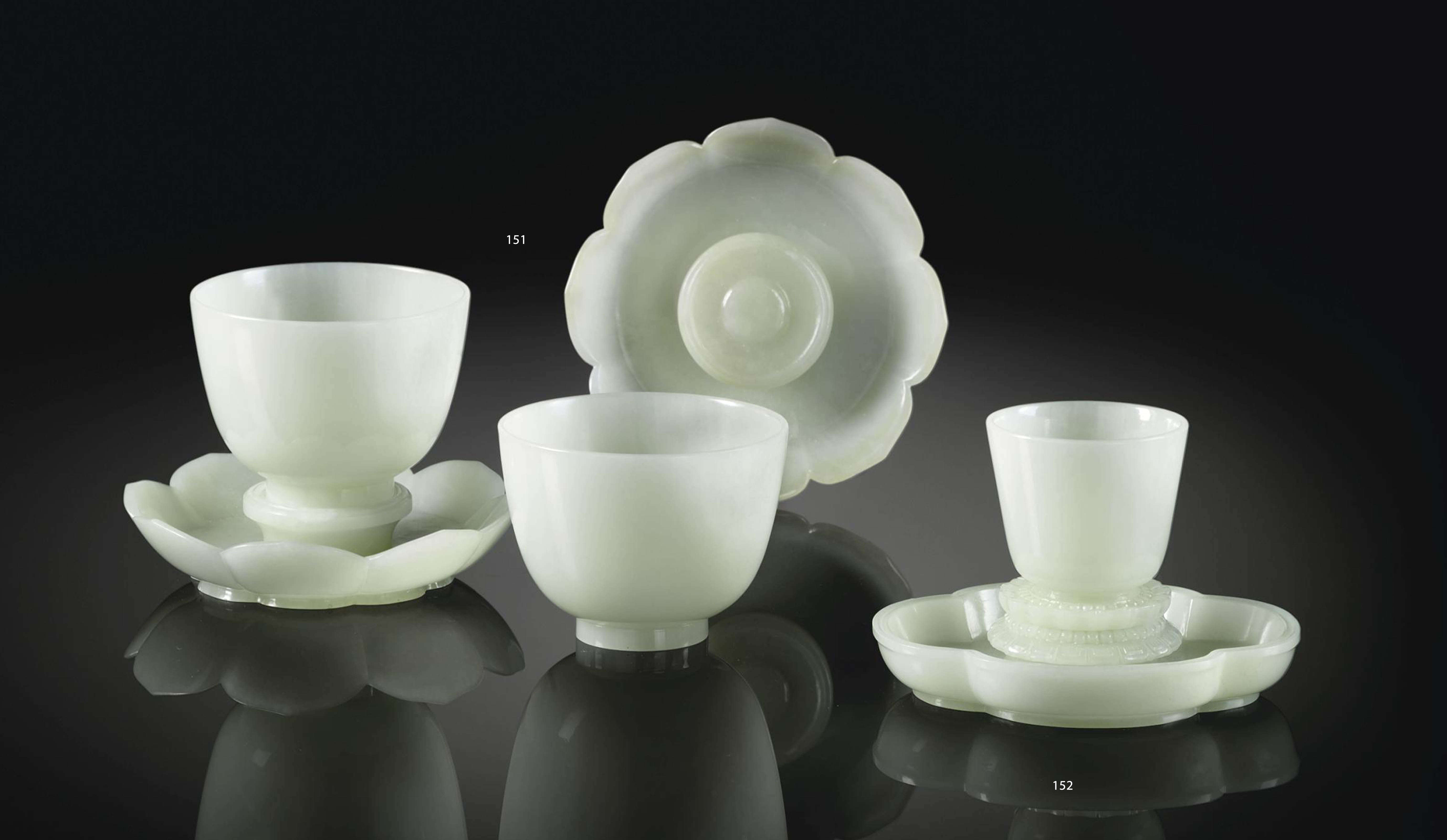 TASSE ET PORTE-TASSE EN JADE CELADON PALE SCULPTE TASSE ET PORTE-TASSE EN JADE CELADON PALE SCULPTE